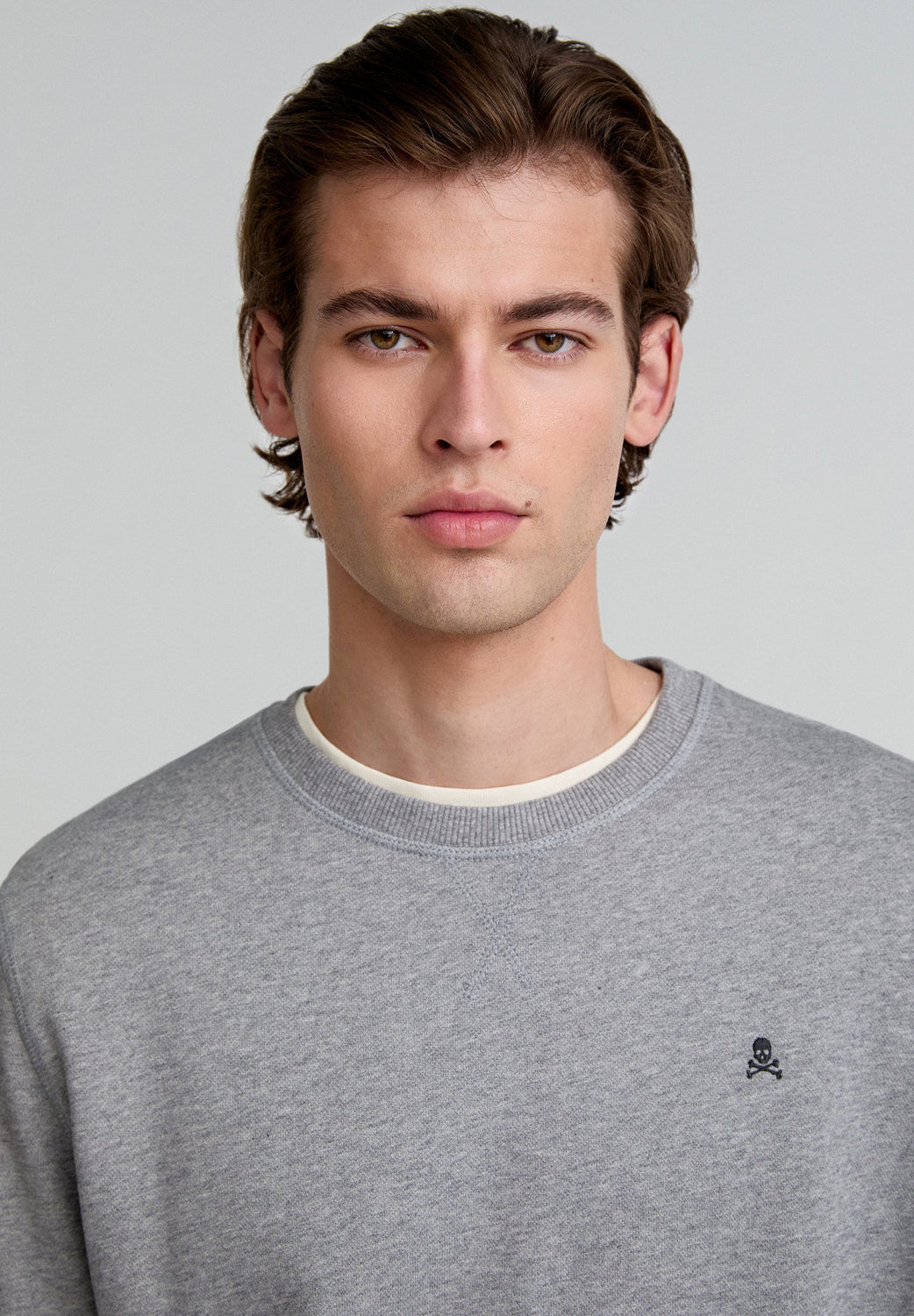 SUDADERA BÁSICA BORDADA CONTRASTE - Scalpers