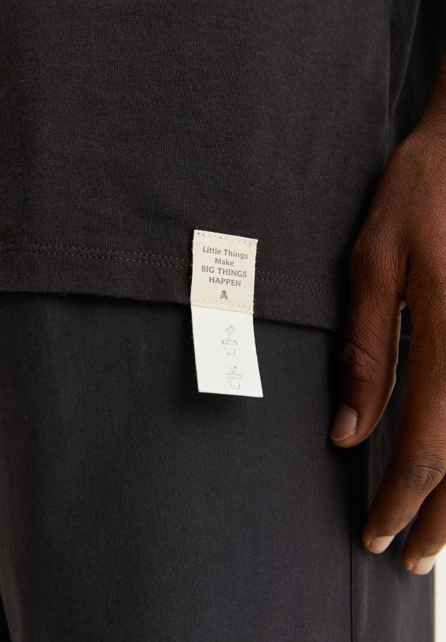 T-SHIRT WITH PLANTABLE LABEL DETAIL