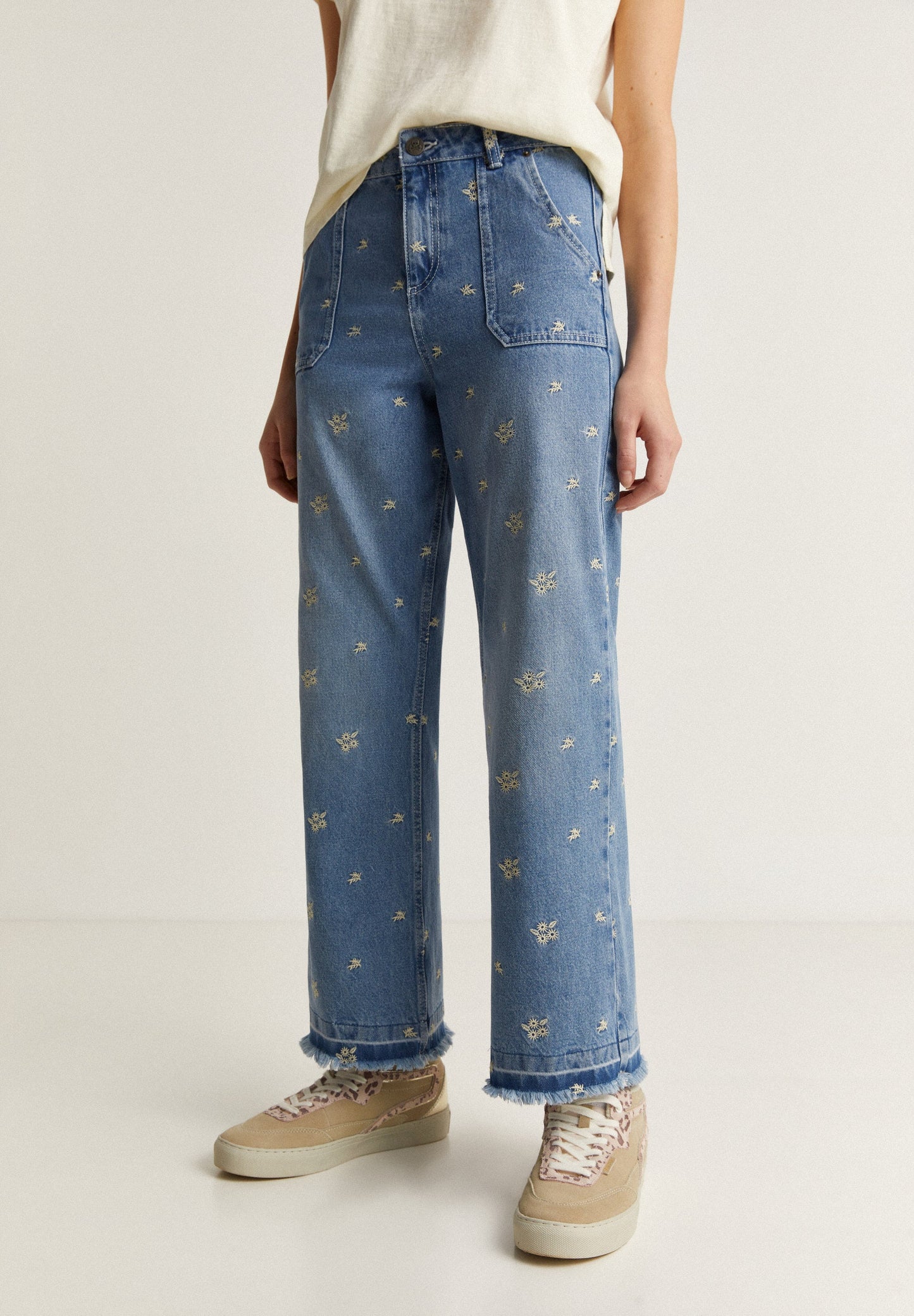 JEANS WITH EMBROIDERED DETAILS