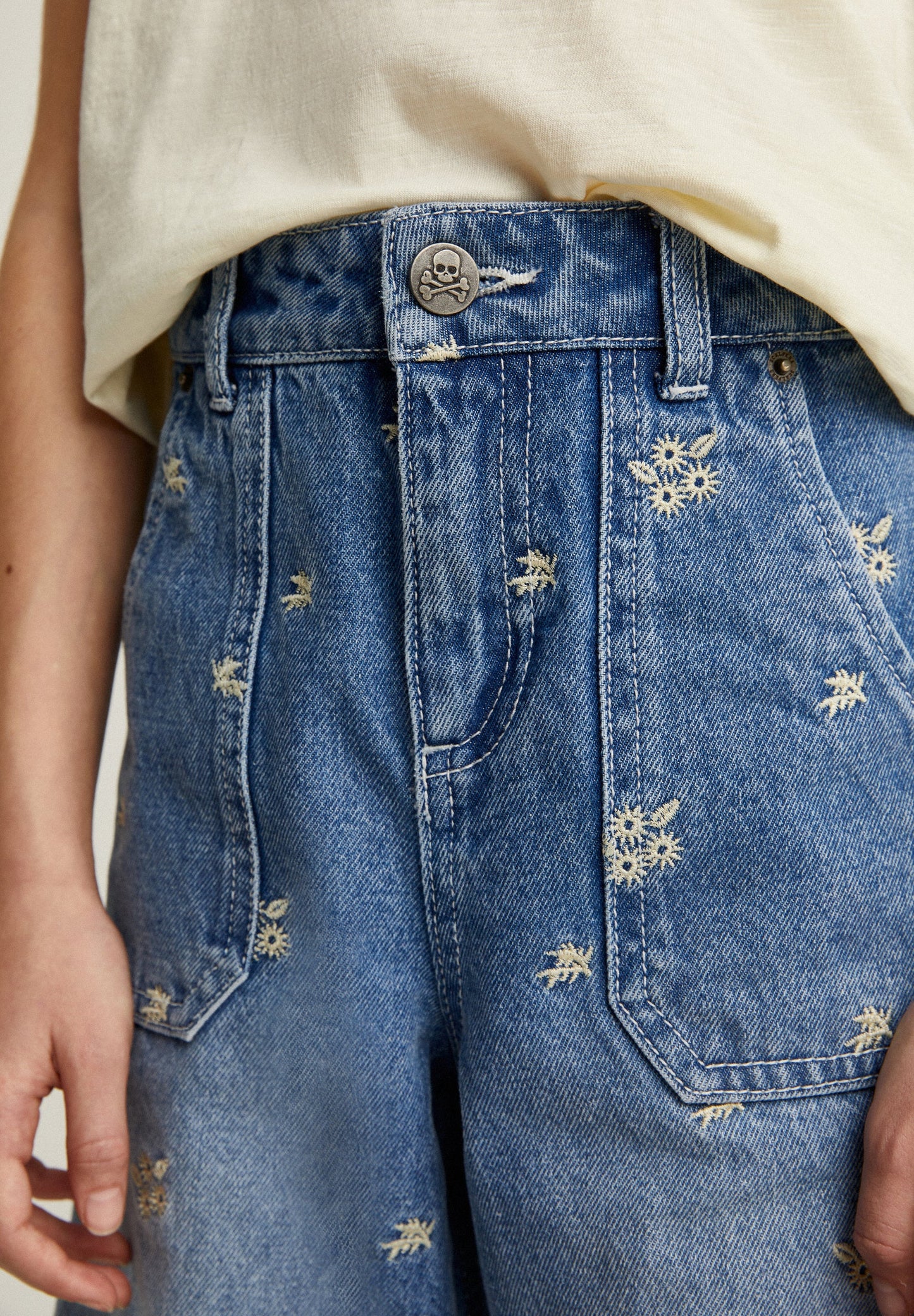 JEANS WITH EMBROIDERED DETAILS