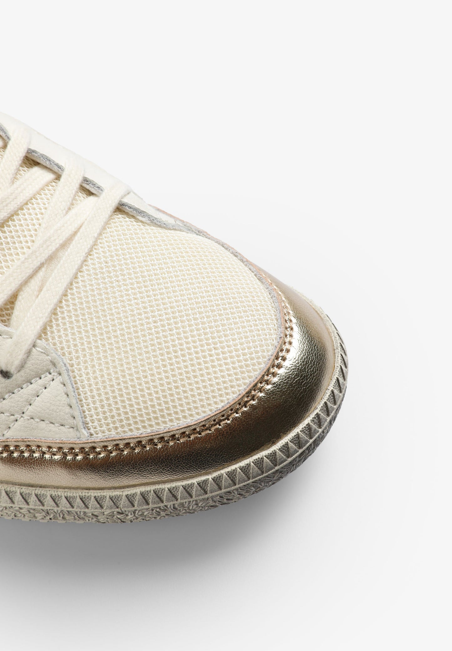 SNEAKERS ETIQUETA LOGO DETALLES METALIZADOS - Scalpers