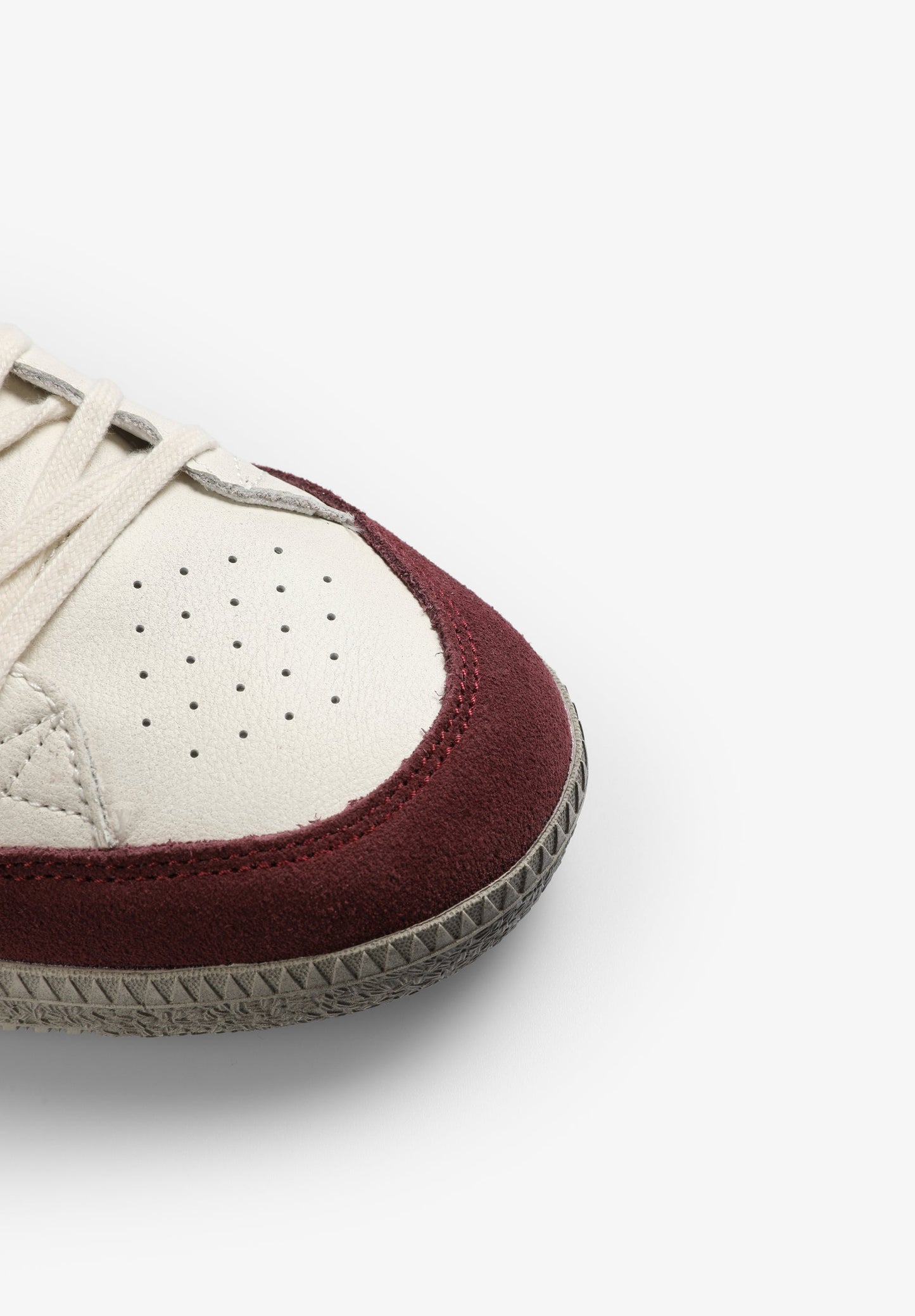 SNEAKERS GRABADO LOGO DETALLES - Scalpers