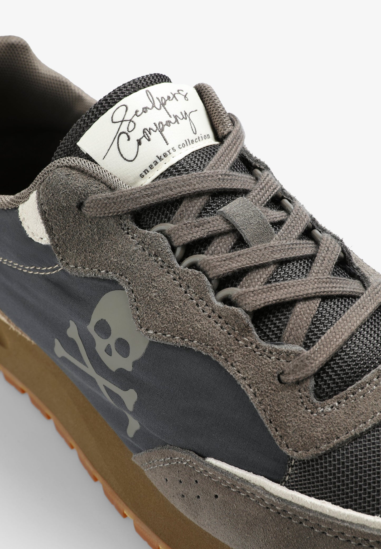 LIGHTWEIGHT SNEAKERS WITH CONTRAST SKULL