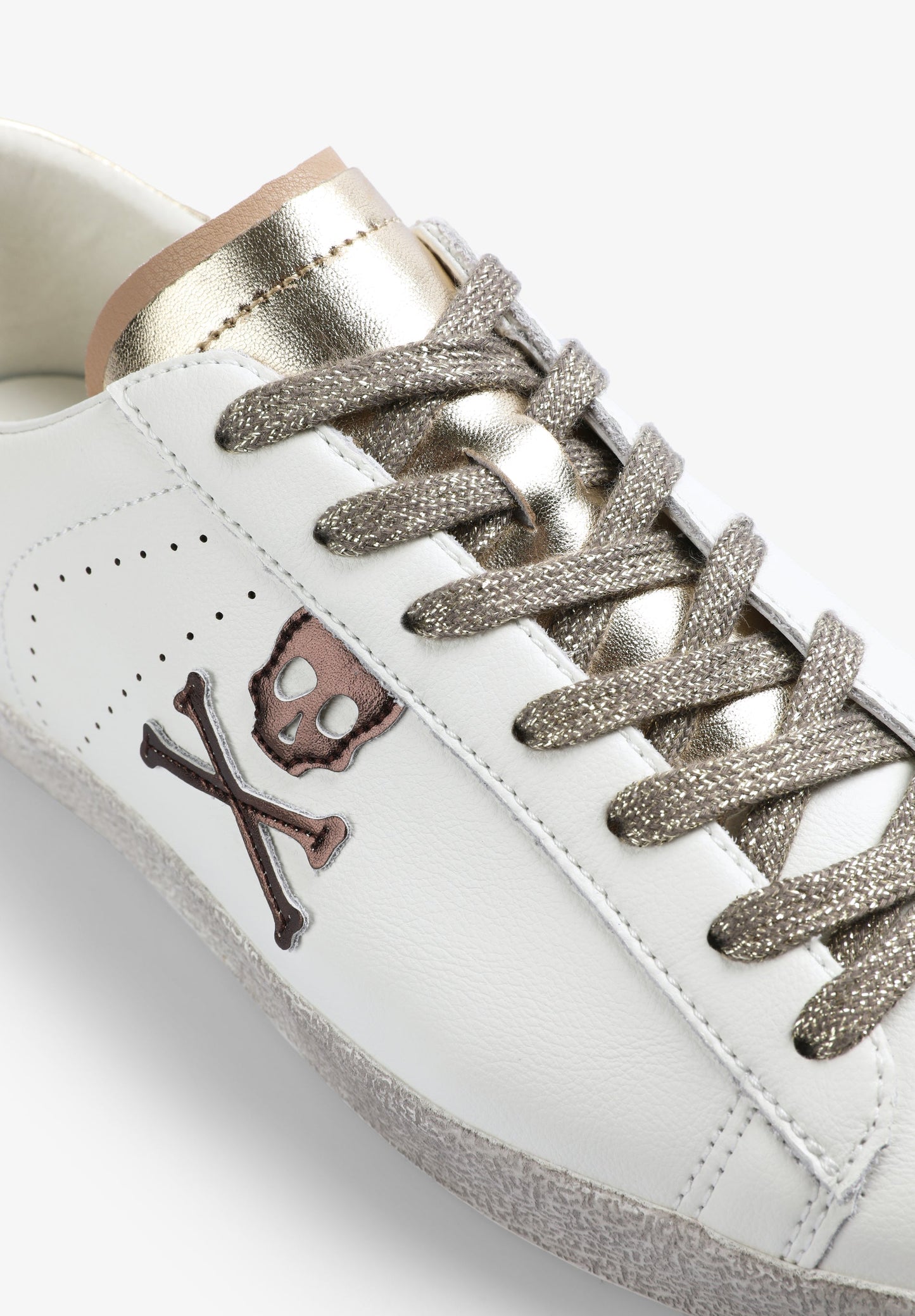 SNEAKERS BAJAS DETALLE METALIZADO - Scalpers