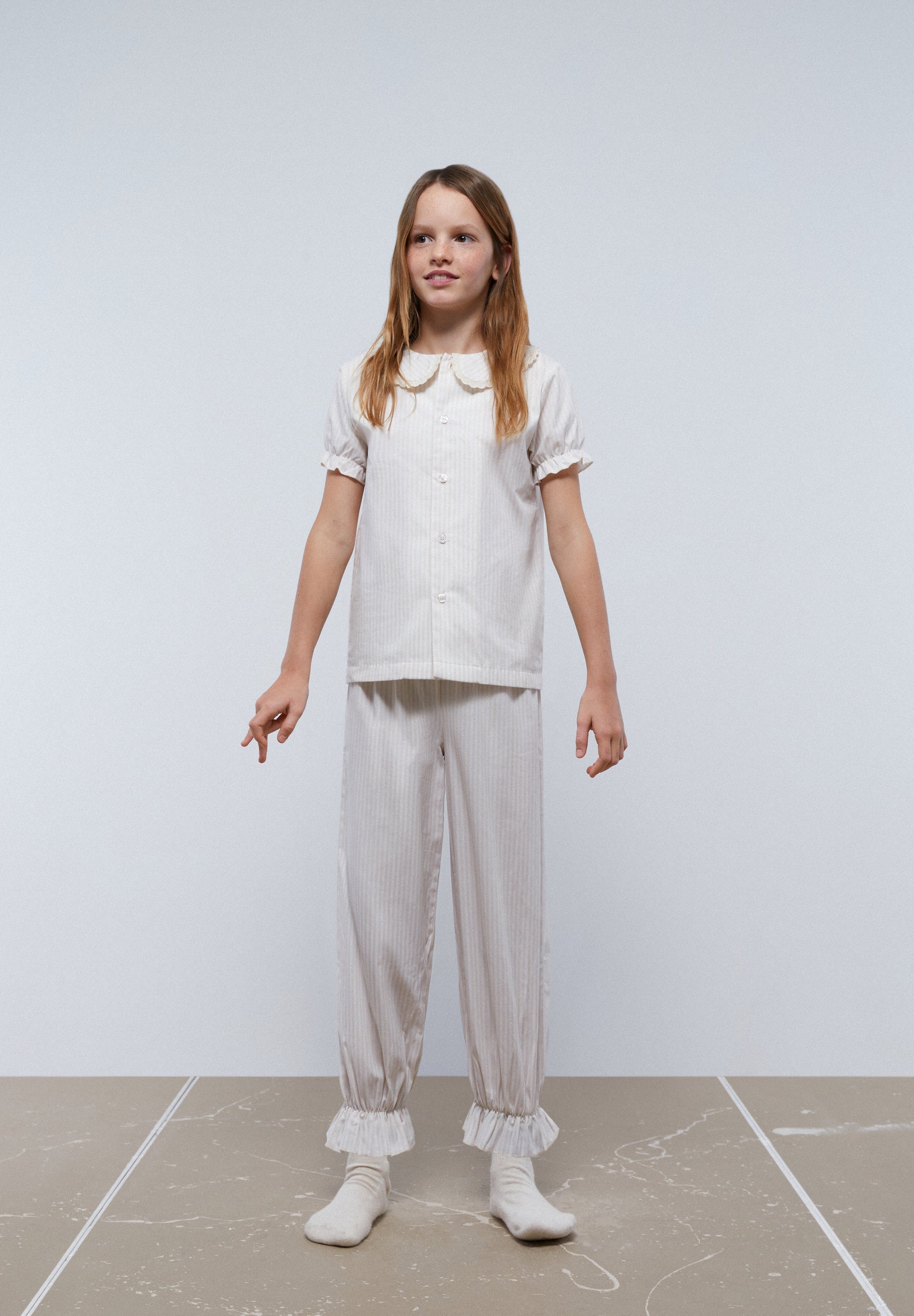 PIJAMA RAYAS CUELLO TIRA BORDADA - Scalpers