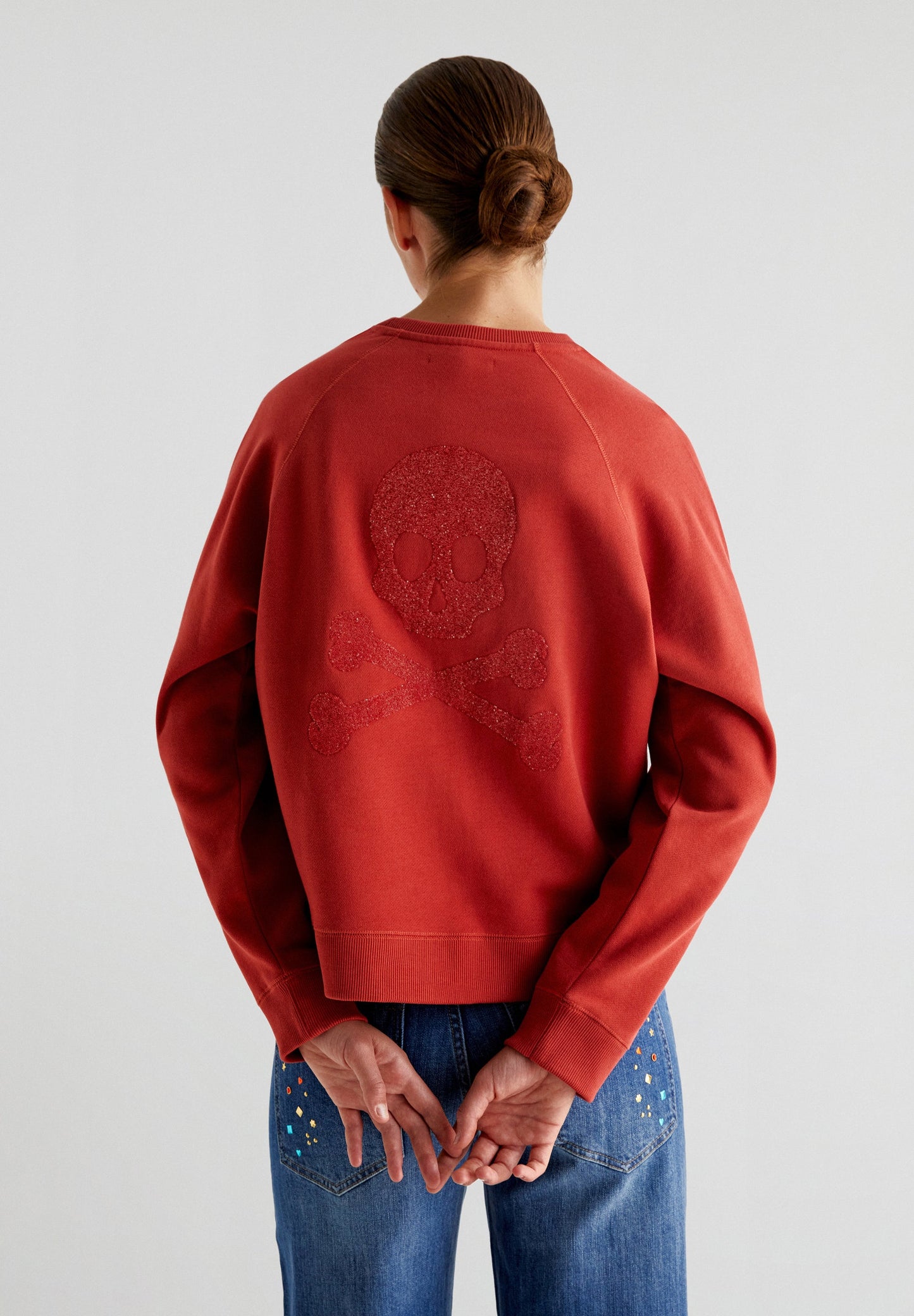 SWEAT-SHIRT AVEC CRÂNE À PAILLETTES DANS LE DOS