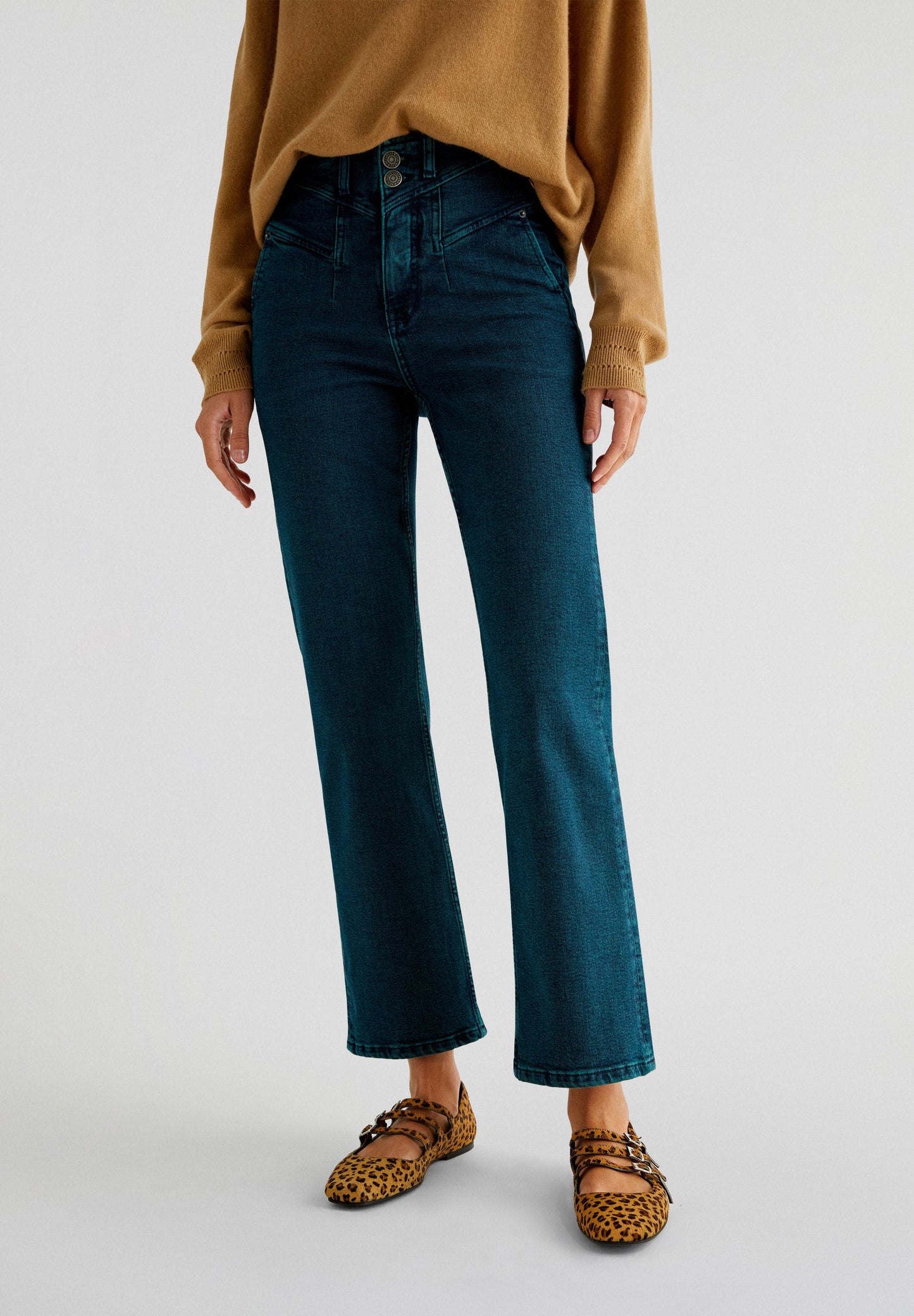 STRAIGHT JEANS WITH JEWEL BUTTON