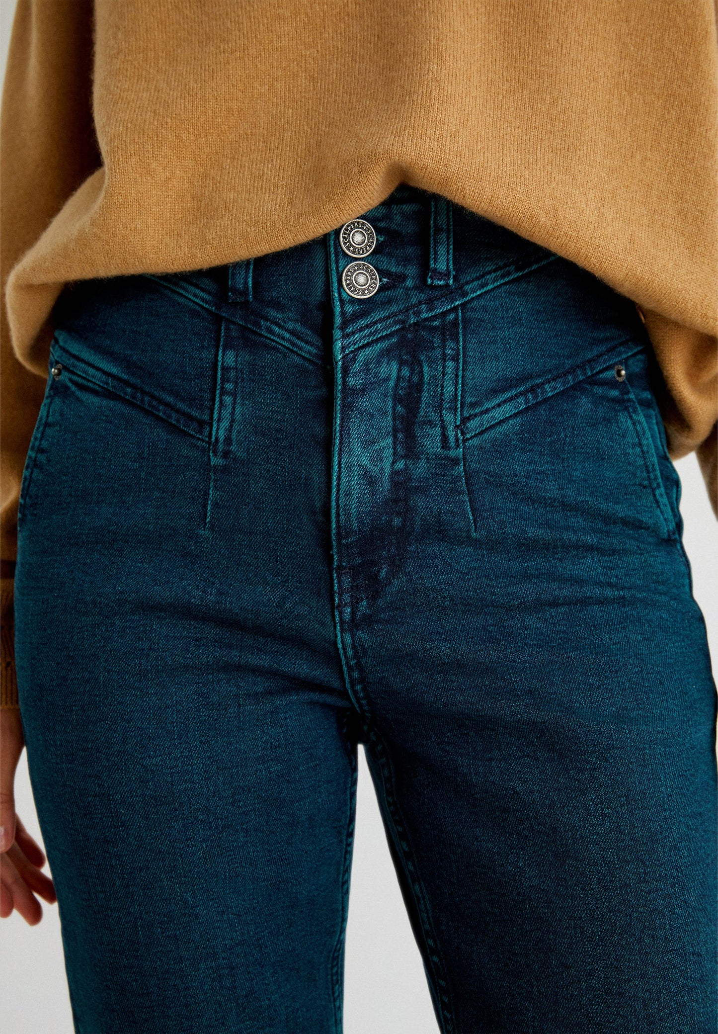 STRAIGHT JEANS WITH JEWEL BUTTON