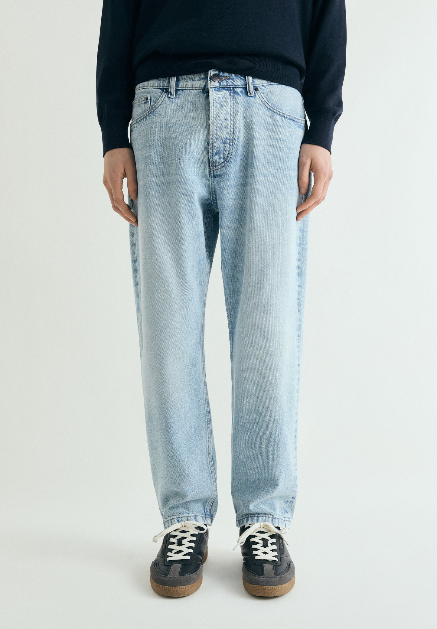 CROPPED FIT JEANS
