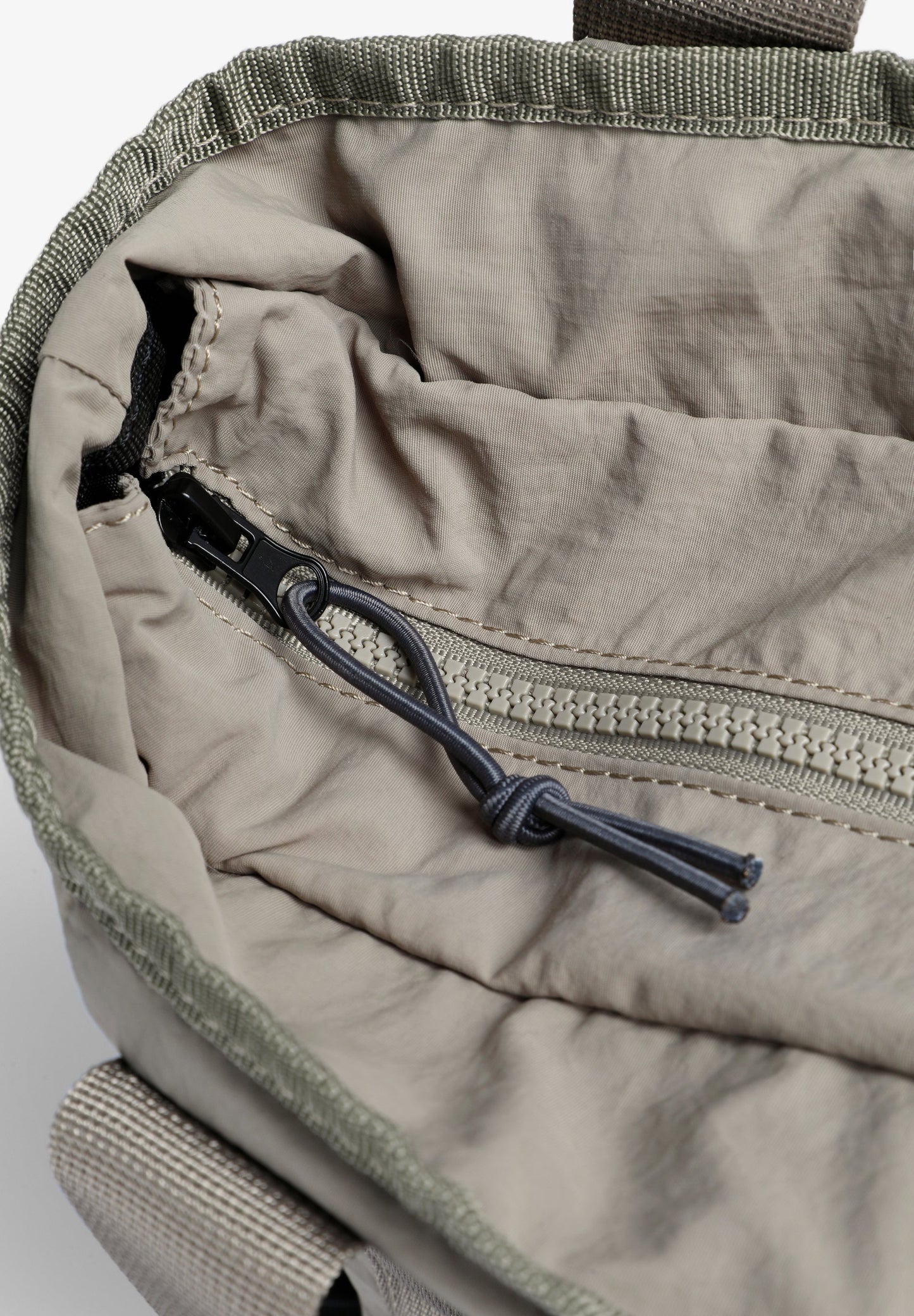 BAG WITH ADJUSTABLE CONTRAST STRAPS