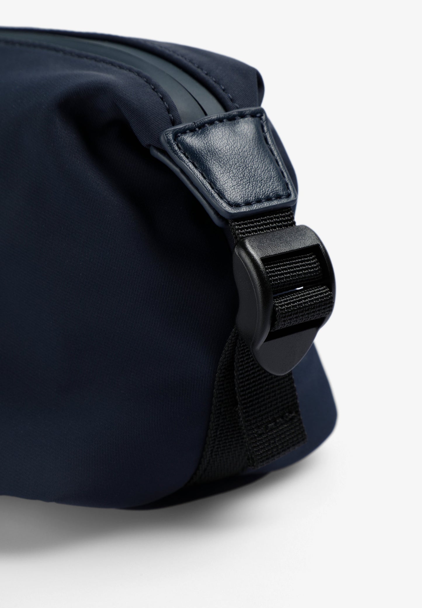 TRAVEL TOILETRY BAG IN TECHNICAL FABRIC