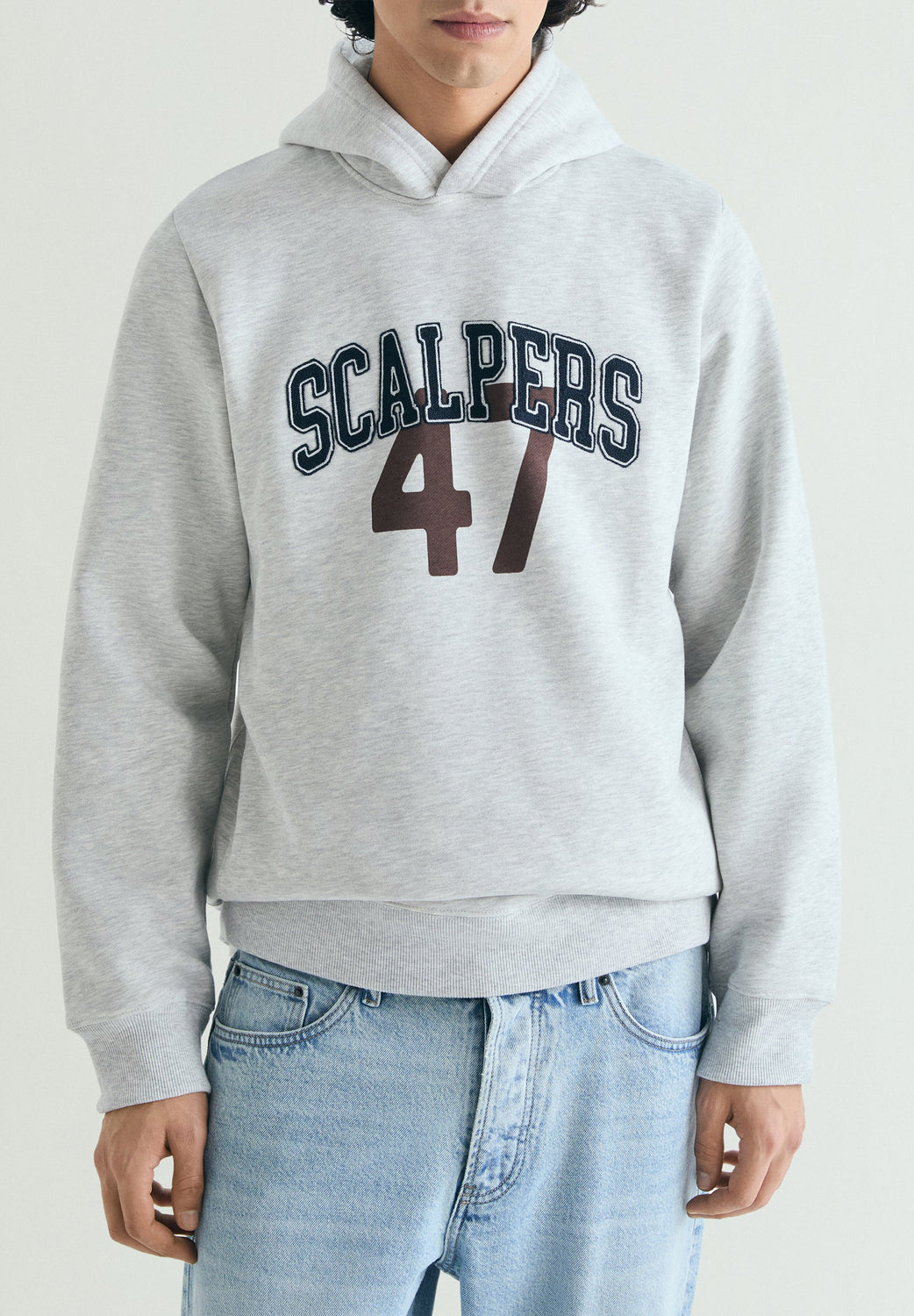 SUDADERA CON CAPUCHA VARSITY - Scalpers