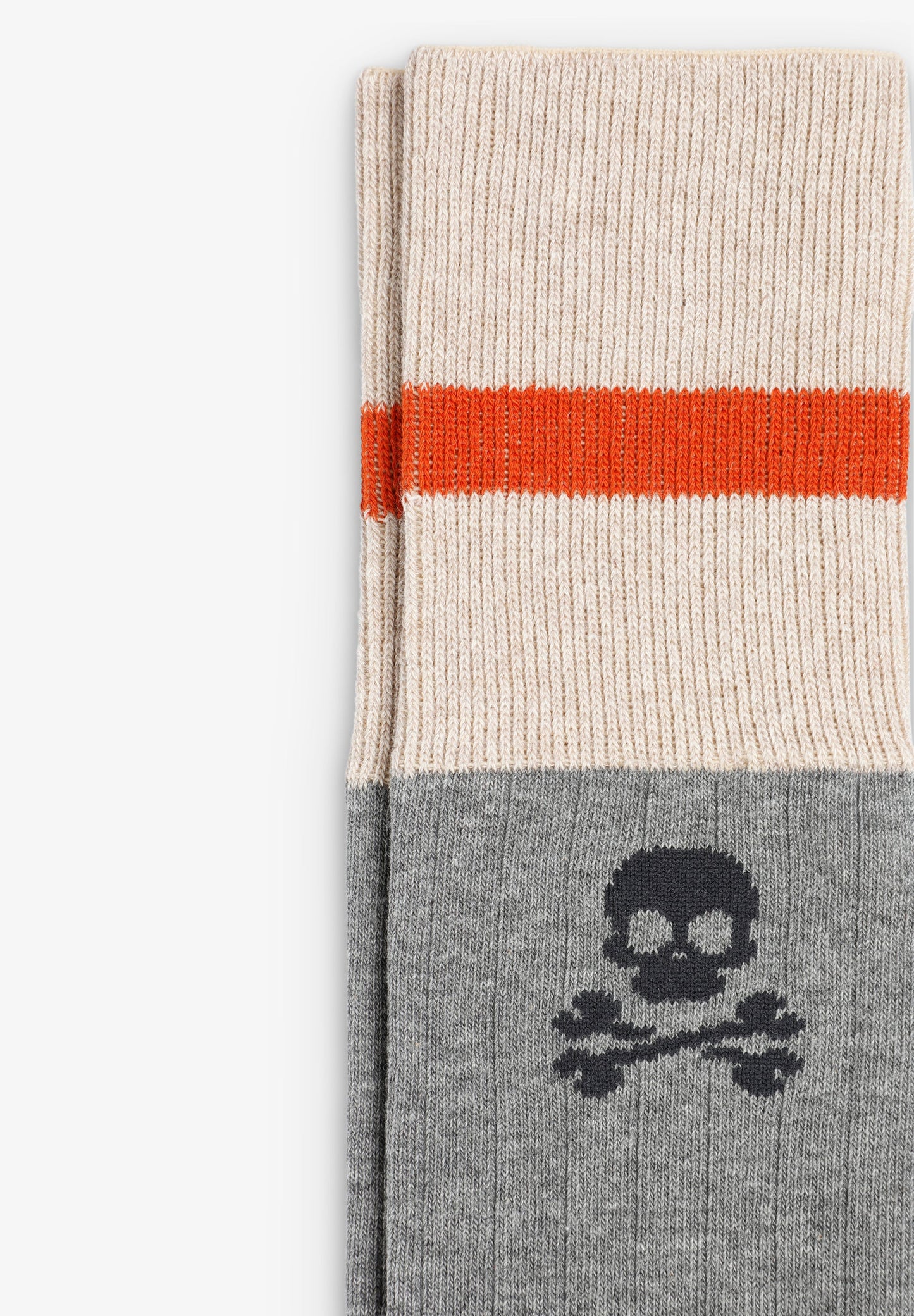 CONTRAST SKULL SOCKS