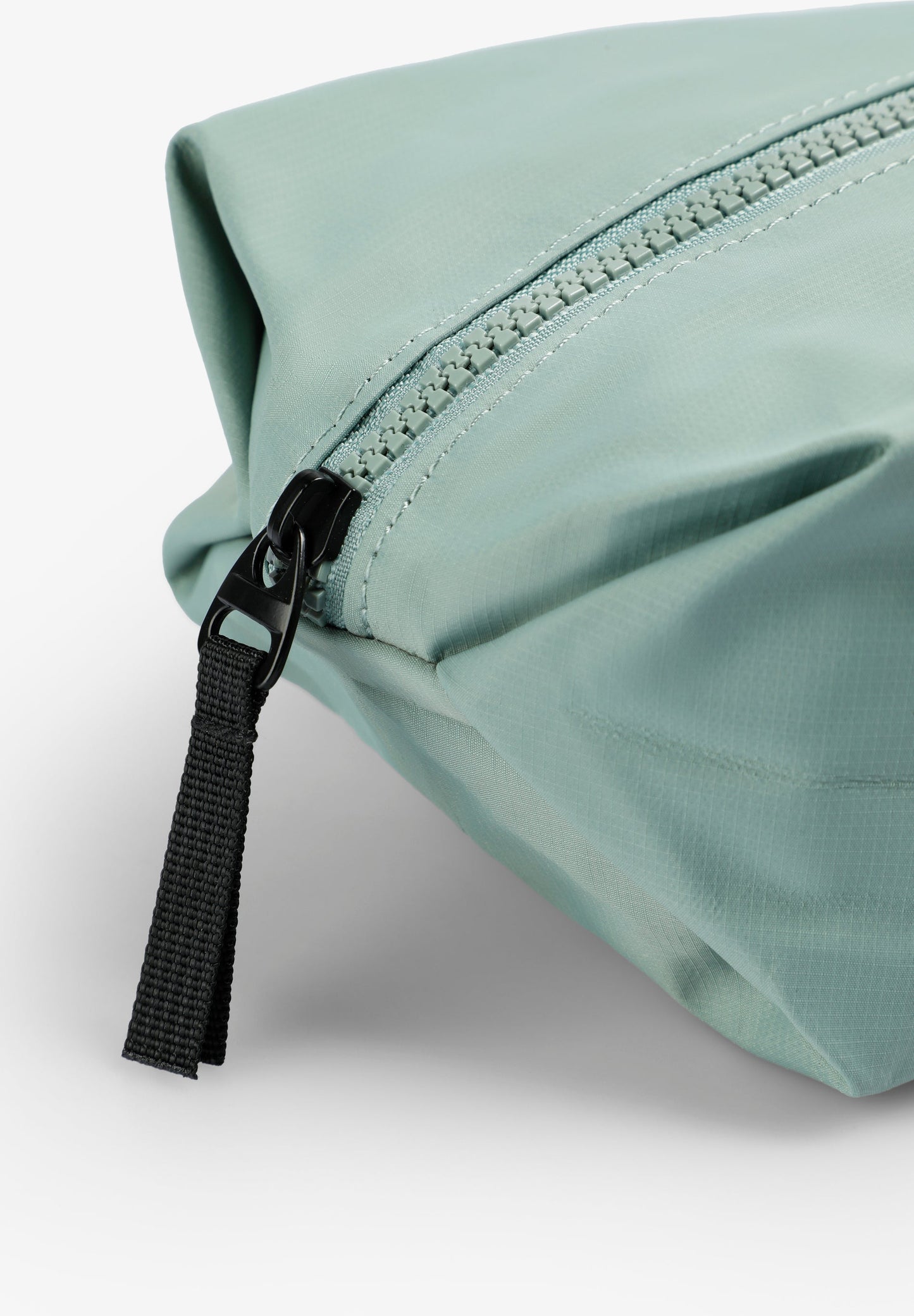 TECHNICAL TOILETRY BAG WITH HANDLE