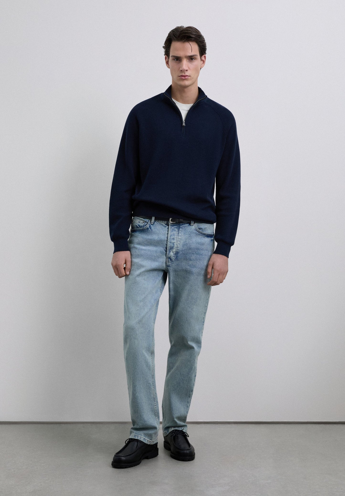 TRICOT TRUI MET OPSTAANDE KRAAG EN RITSSLUITING