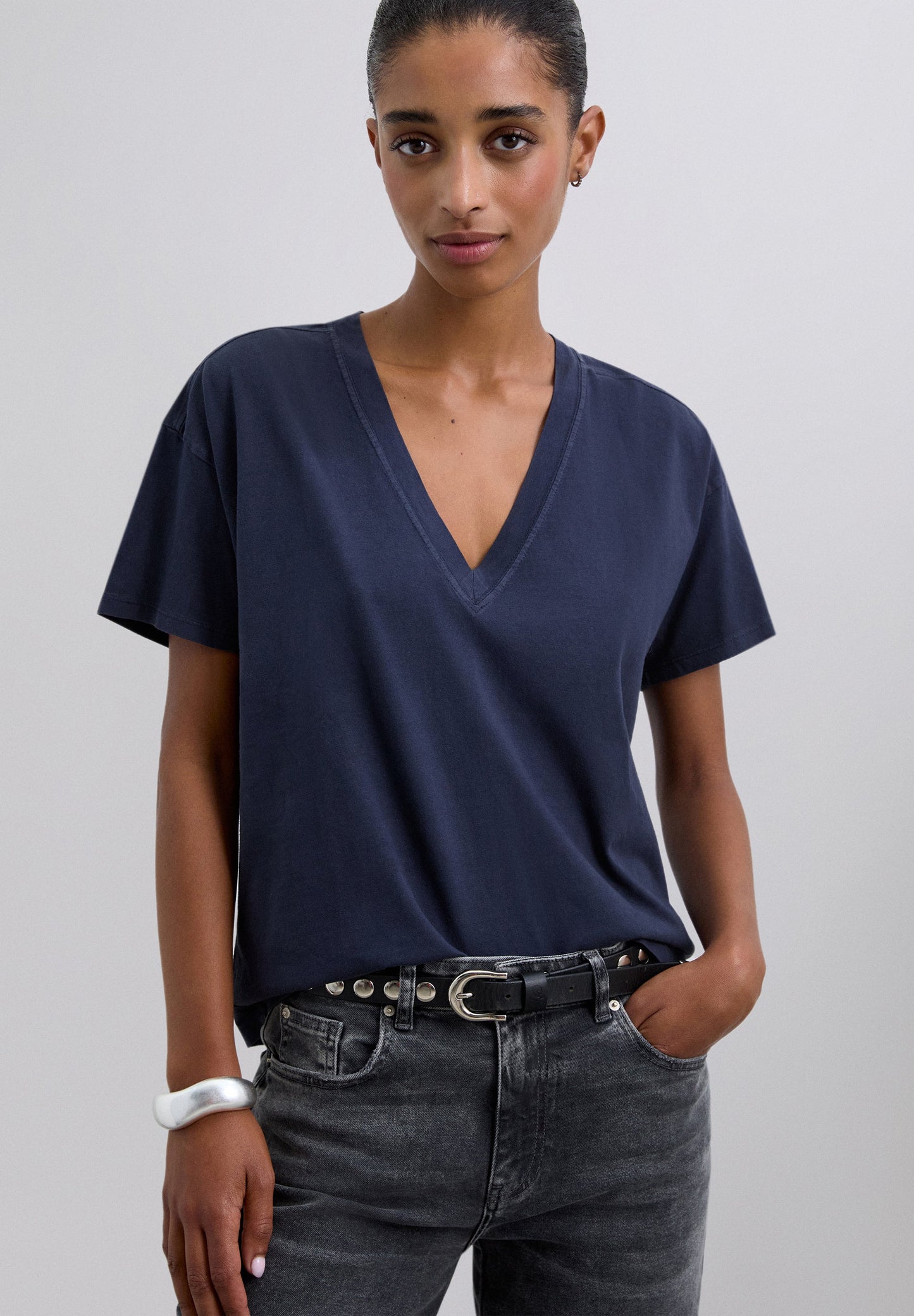 BASIC V-NECK T-SHIRT