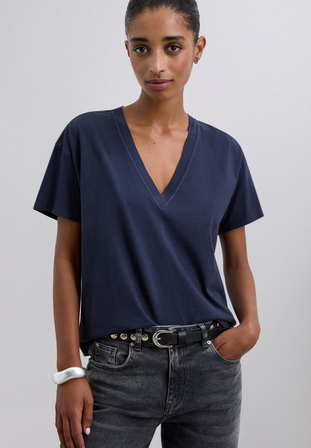 CAMISETA BÁSICA CUELLO PICO - Scalpers