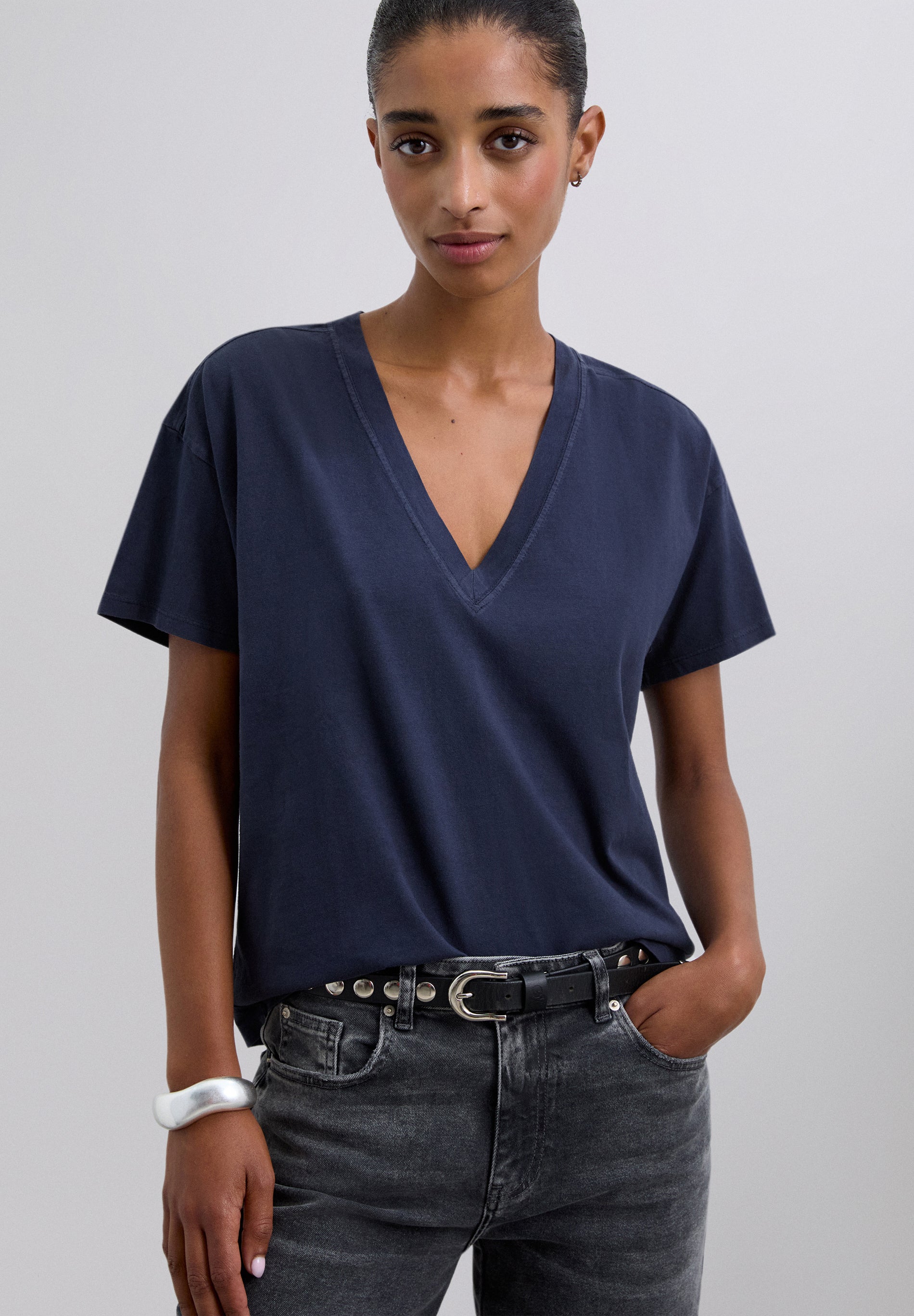 BASIC V-NECK T-SHIRT
