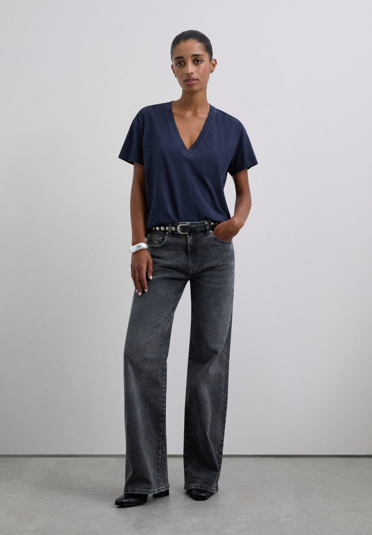 BASIC V-NECK T-SHIRT