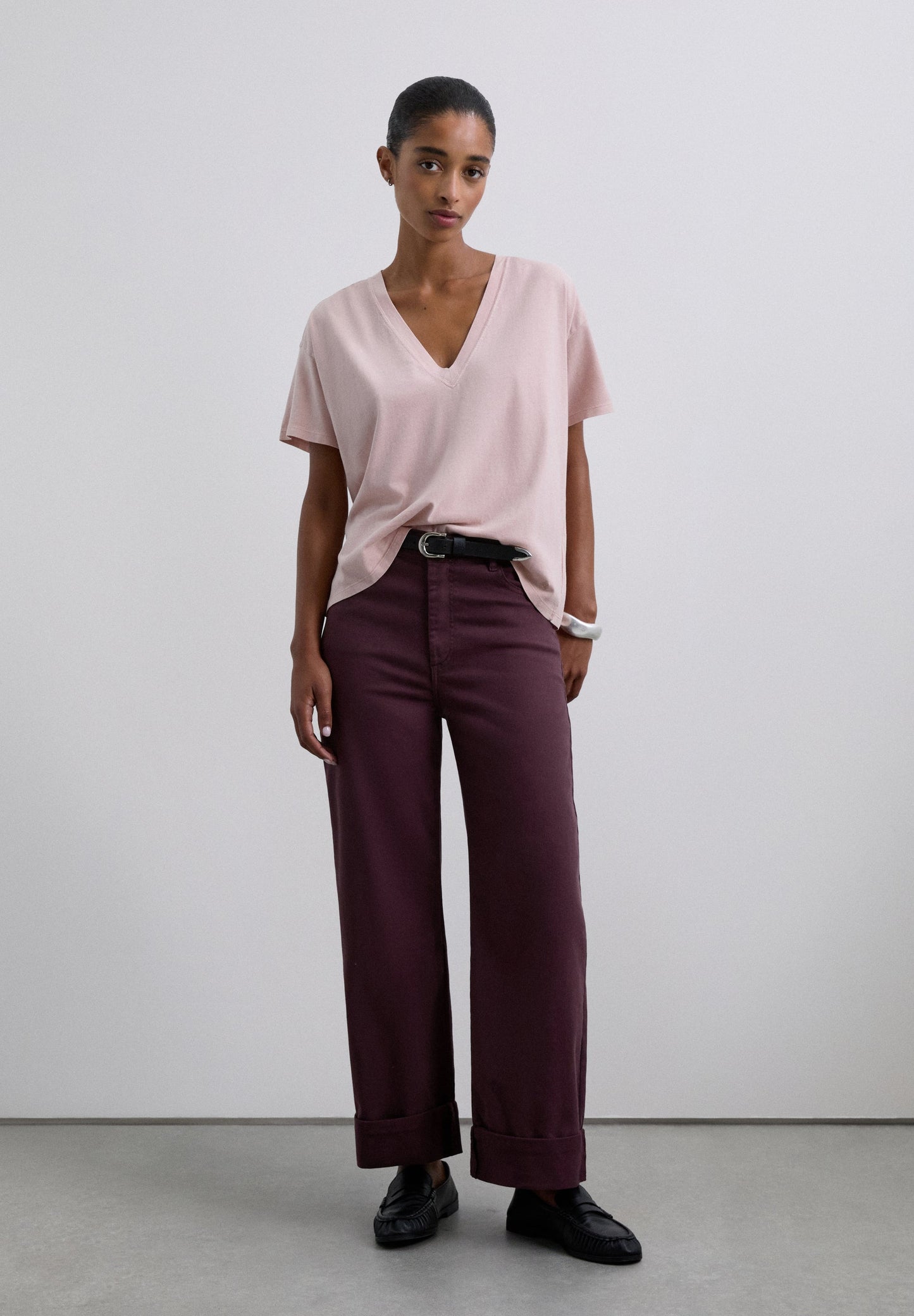 BASIC V-NECK T-SHIRT