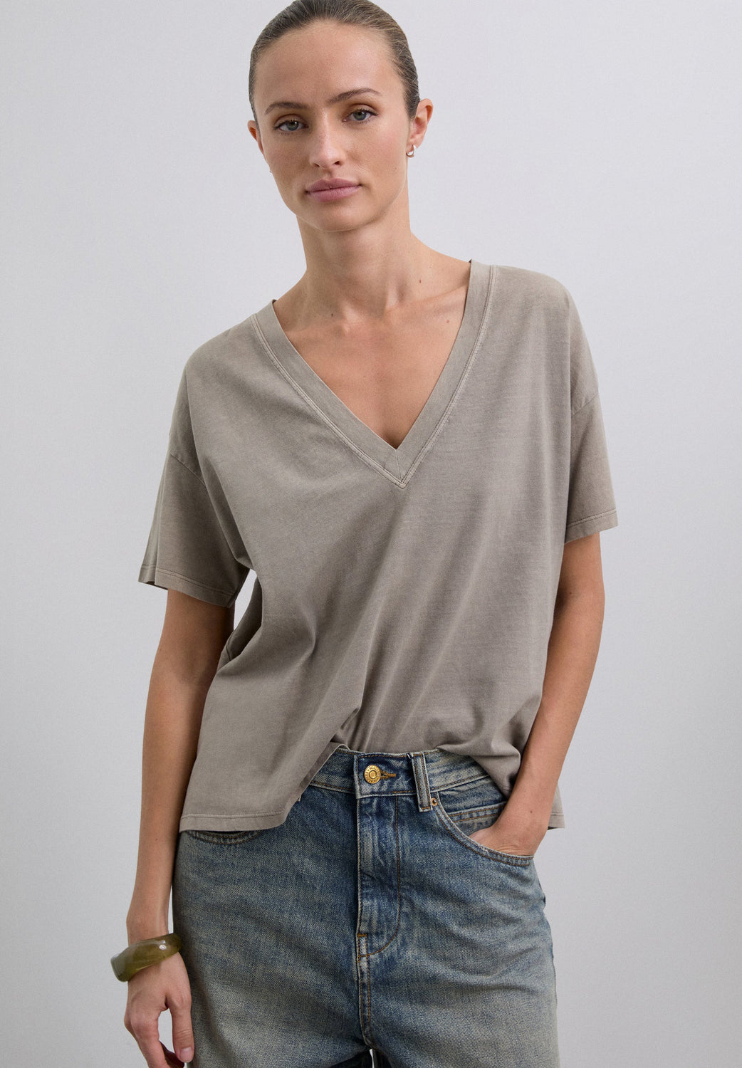 CAMISETA BÁSICA CUELLO PICO - Scalpers