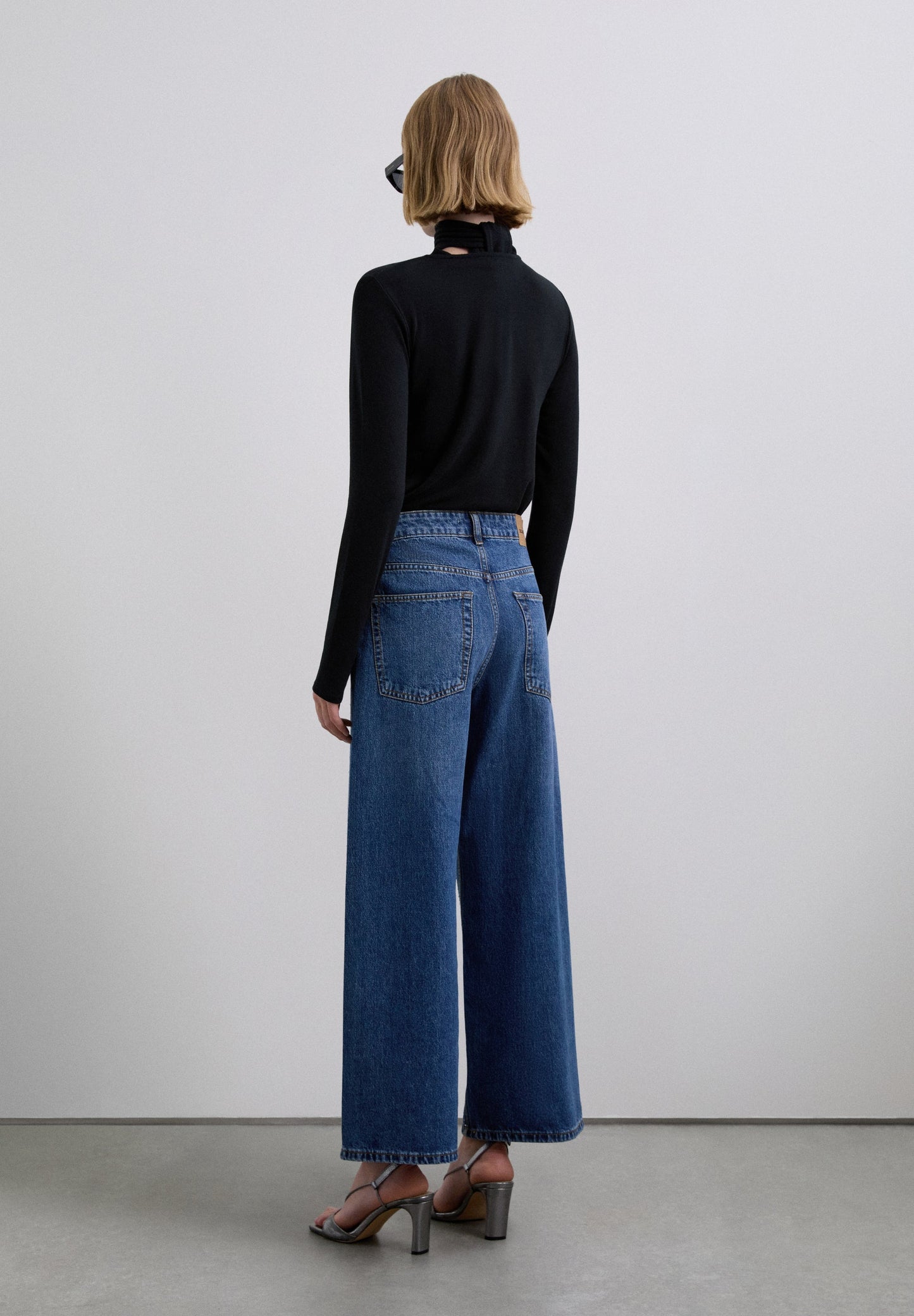 STRAIGHT JEANS WITH STUDS