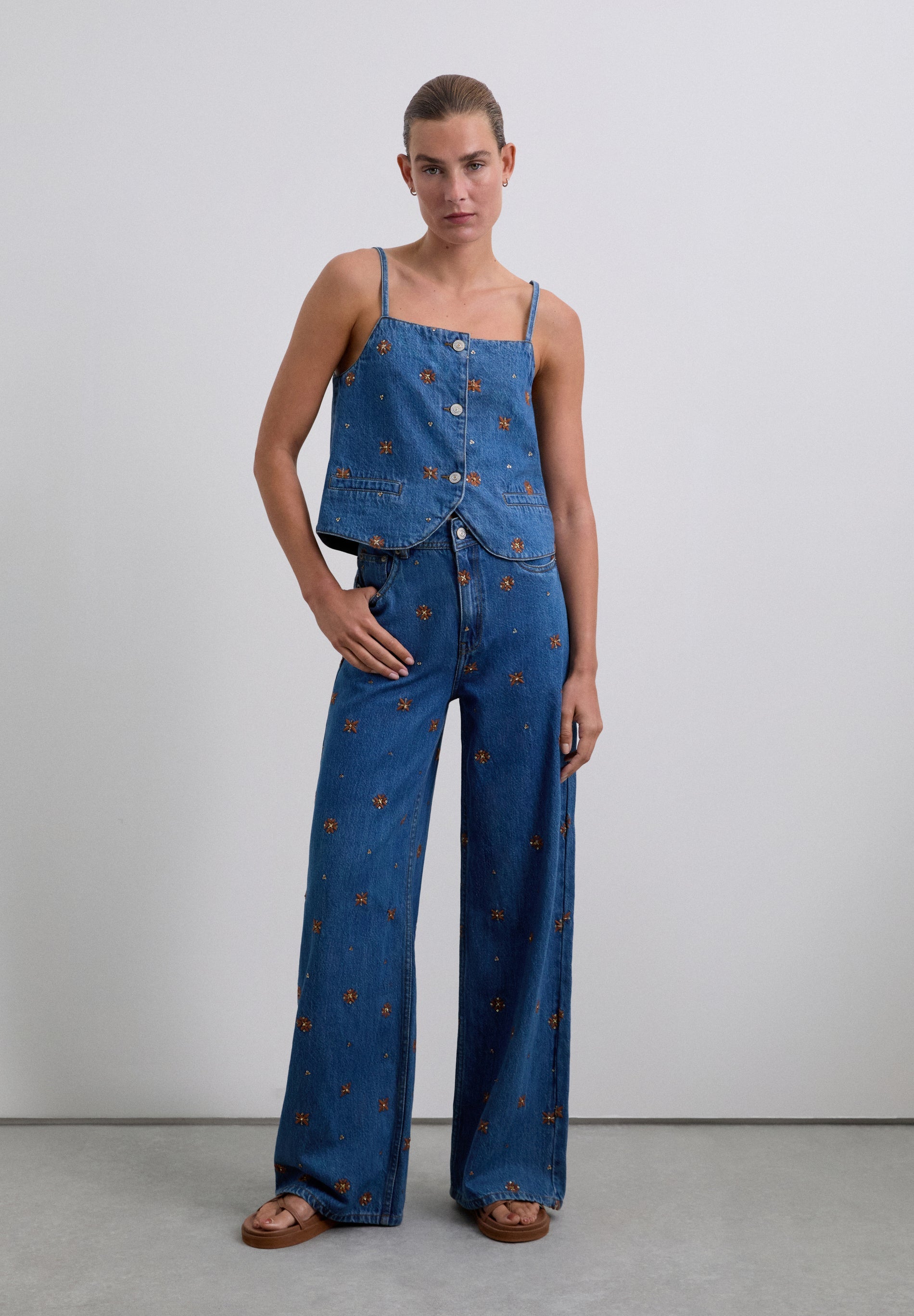 STRAIGHT JEANS WITH FLOWERS