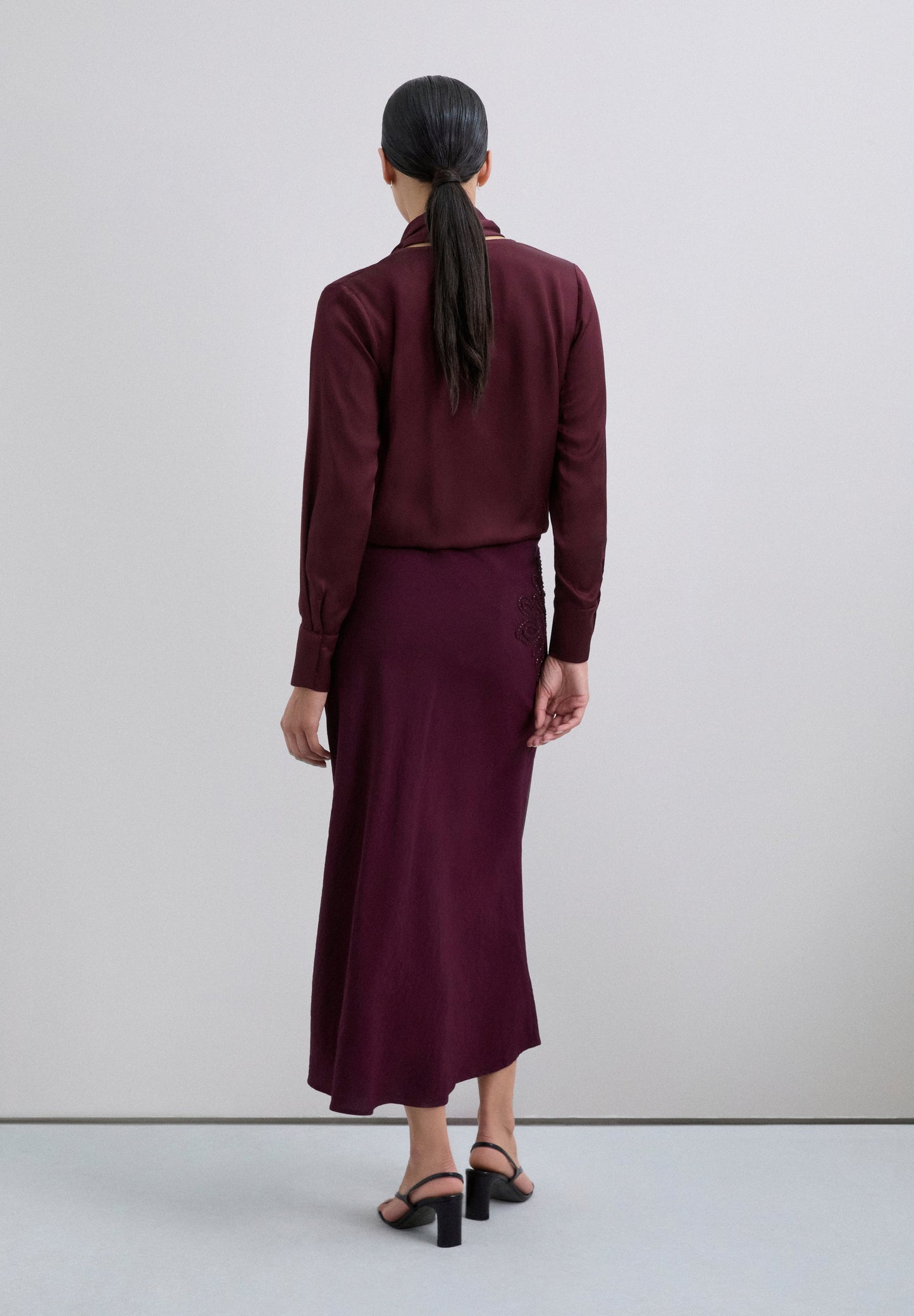 OP DE BIAIS GESNEDEN ROK MET BORDUURWERK