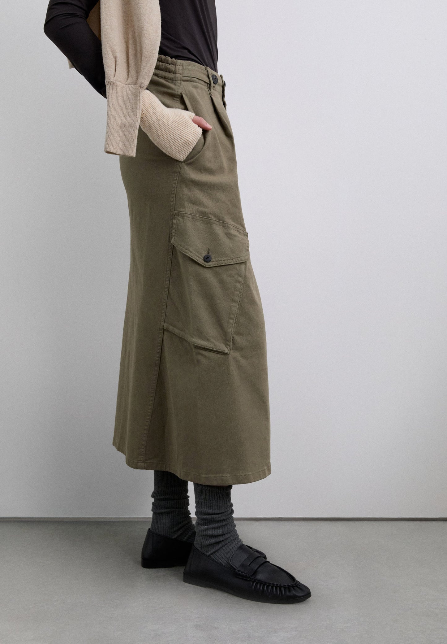 MIDI SKIRT WITH CARGO POCKETS