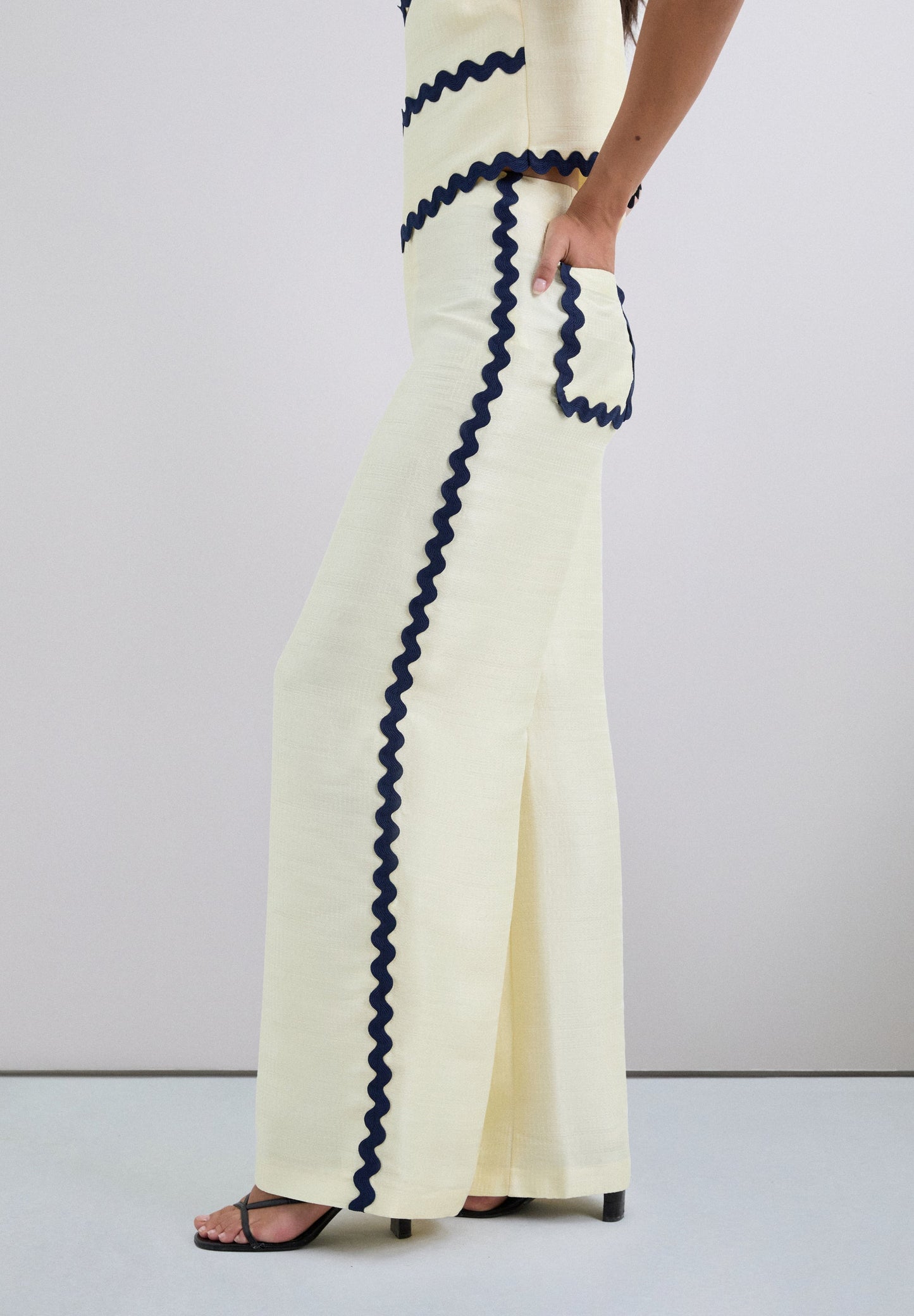 CONTRAST SCALLOPED TROUSERS