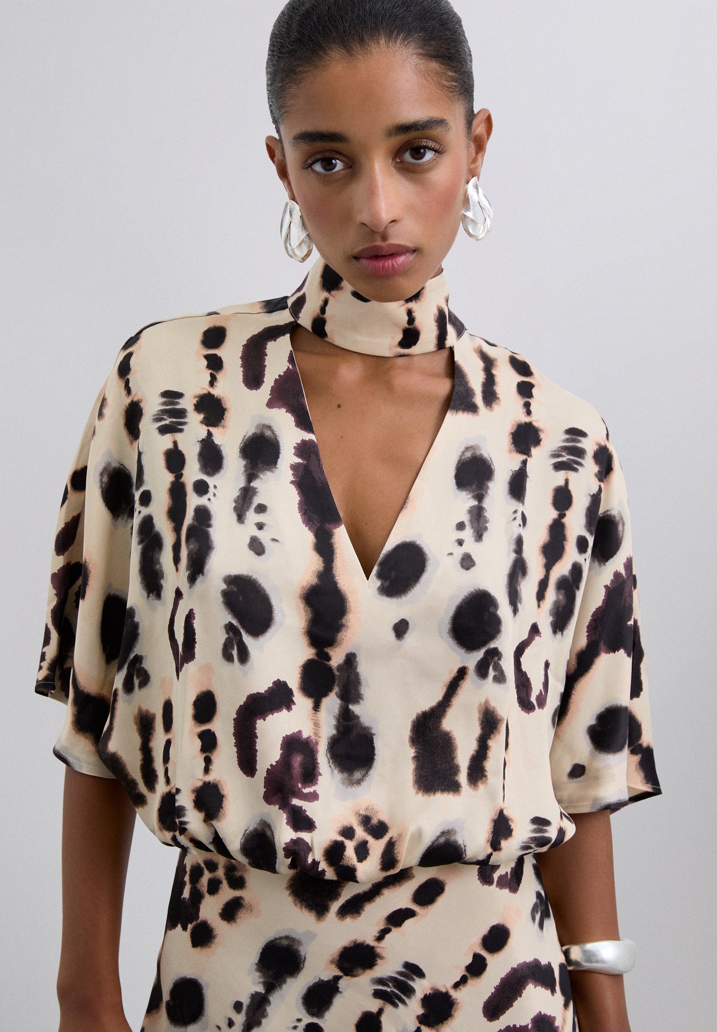 SATIJNACHTIG SOEPELVALLEND OVERHEMD