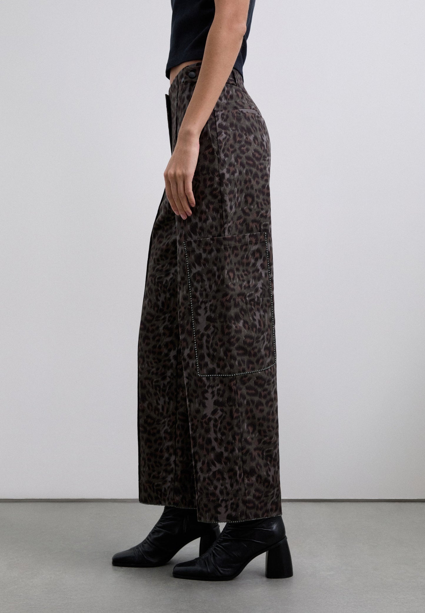 STRAIGHT ANIMAL PRINT TROUSERS