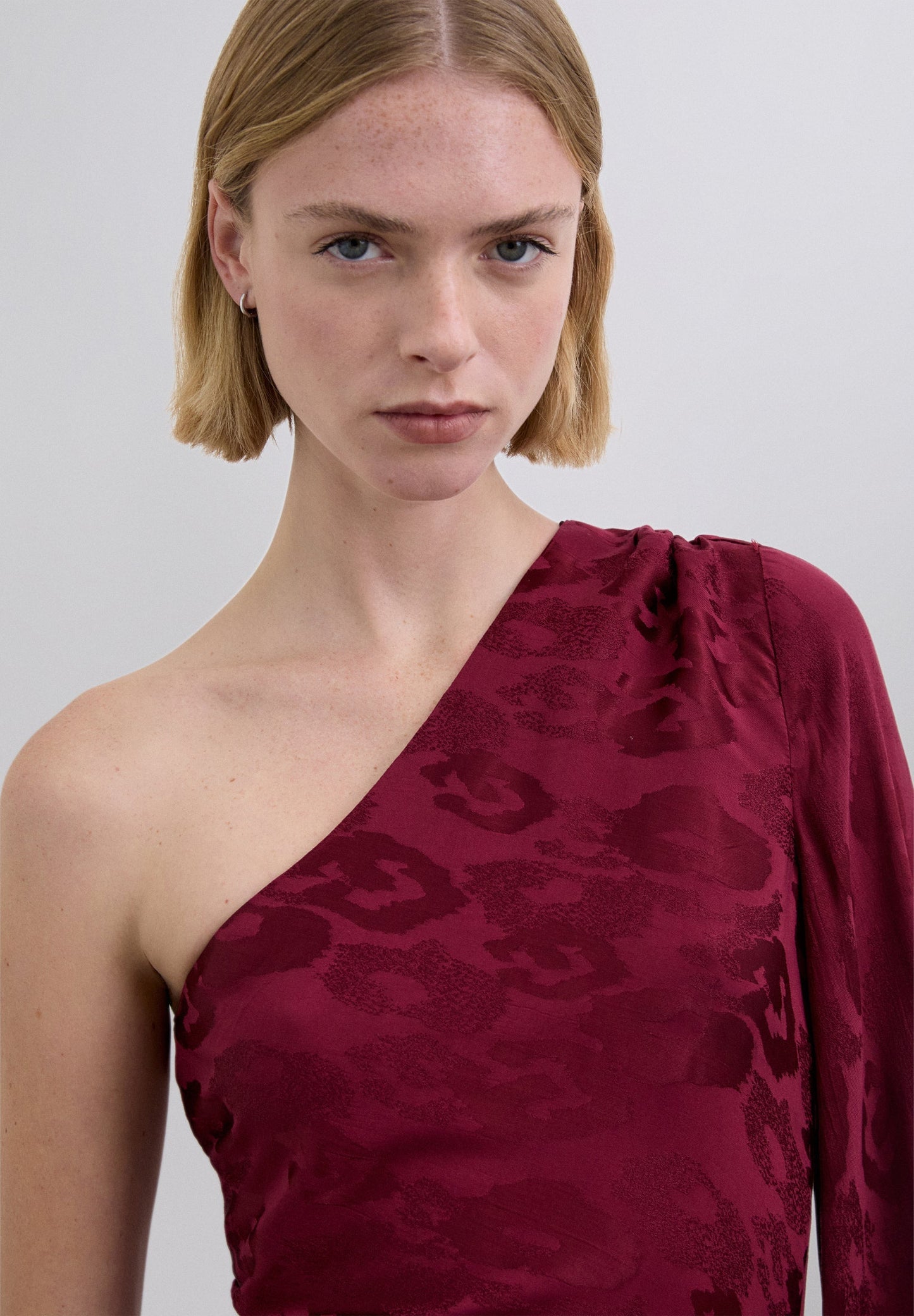 JURK MET ASYMMETRISCHE JACQUARDPRINT