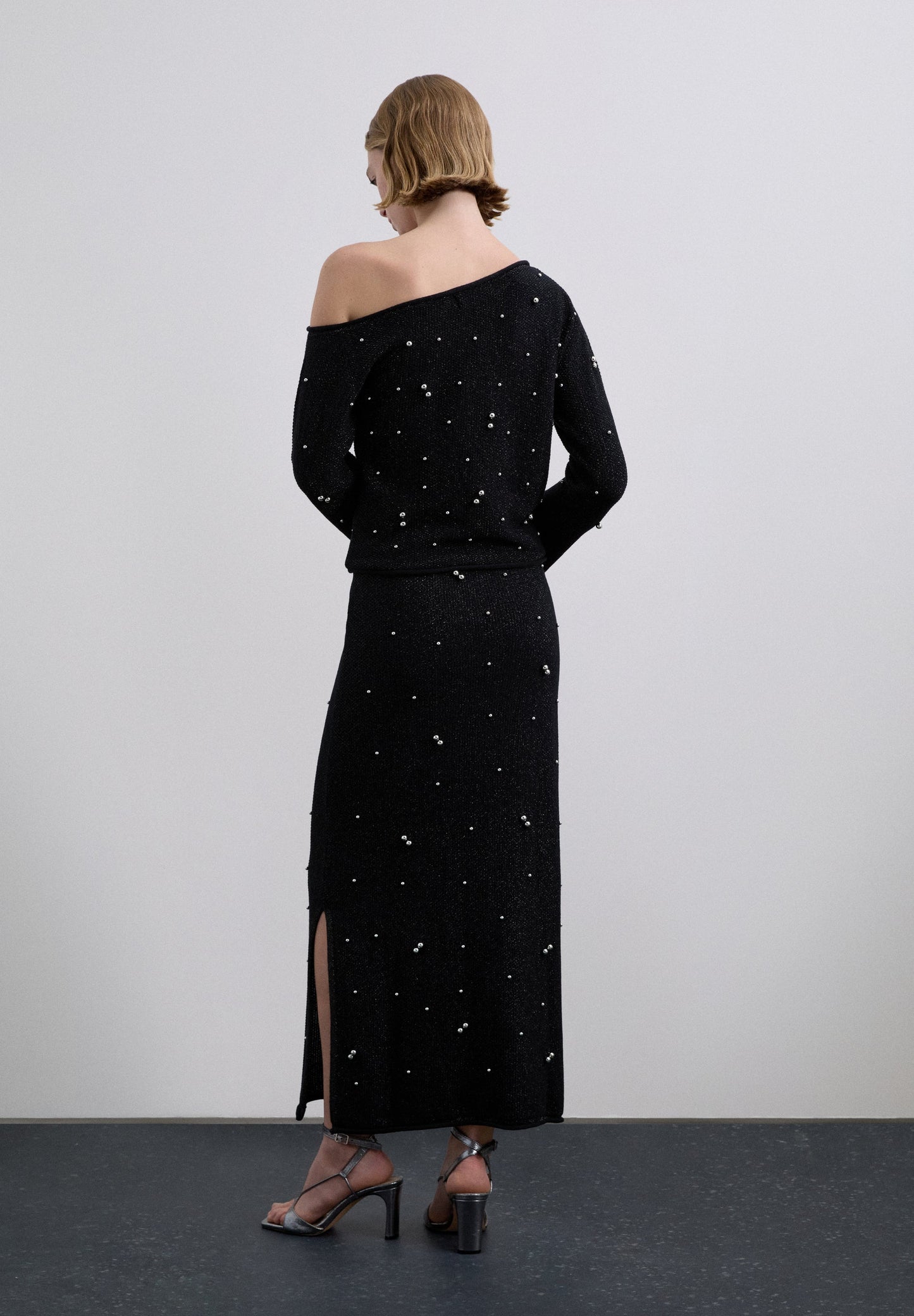 KNIT SKIRT WITH PEARL DETAILS