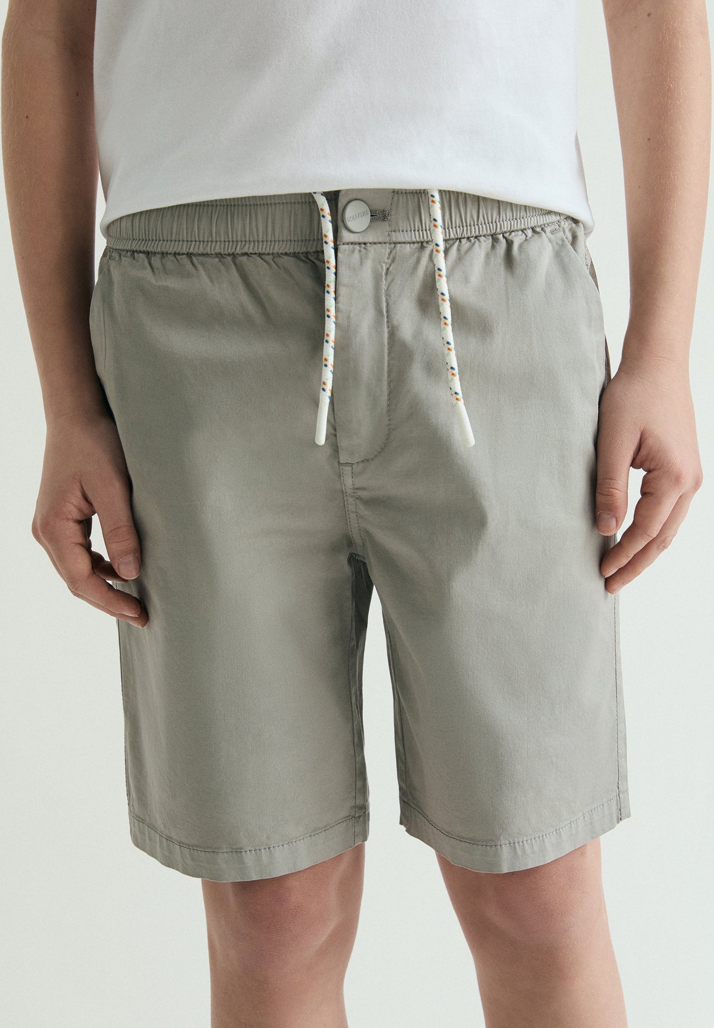 BERUMDA SHORTS WITH BACK POCKET