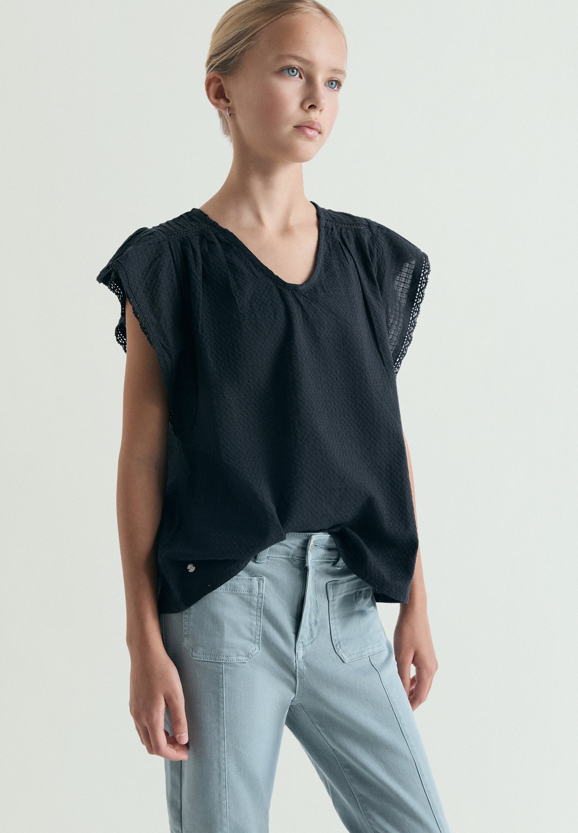 SLEEVELESS BLOUSE