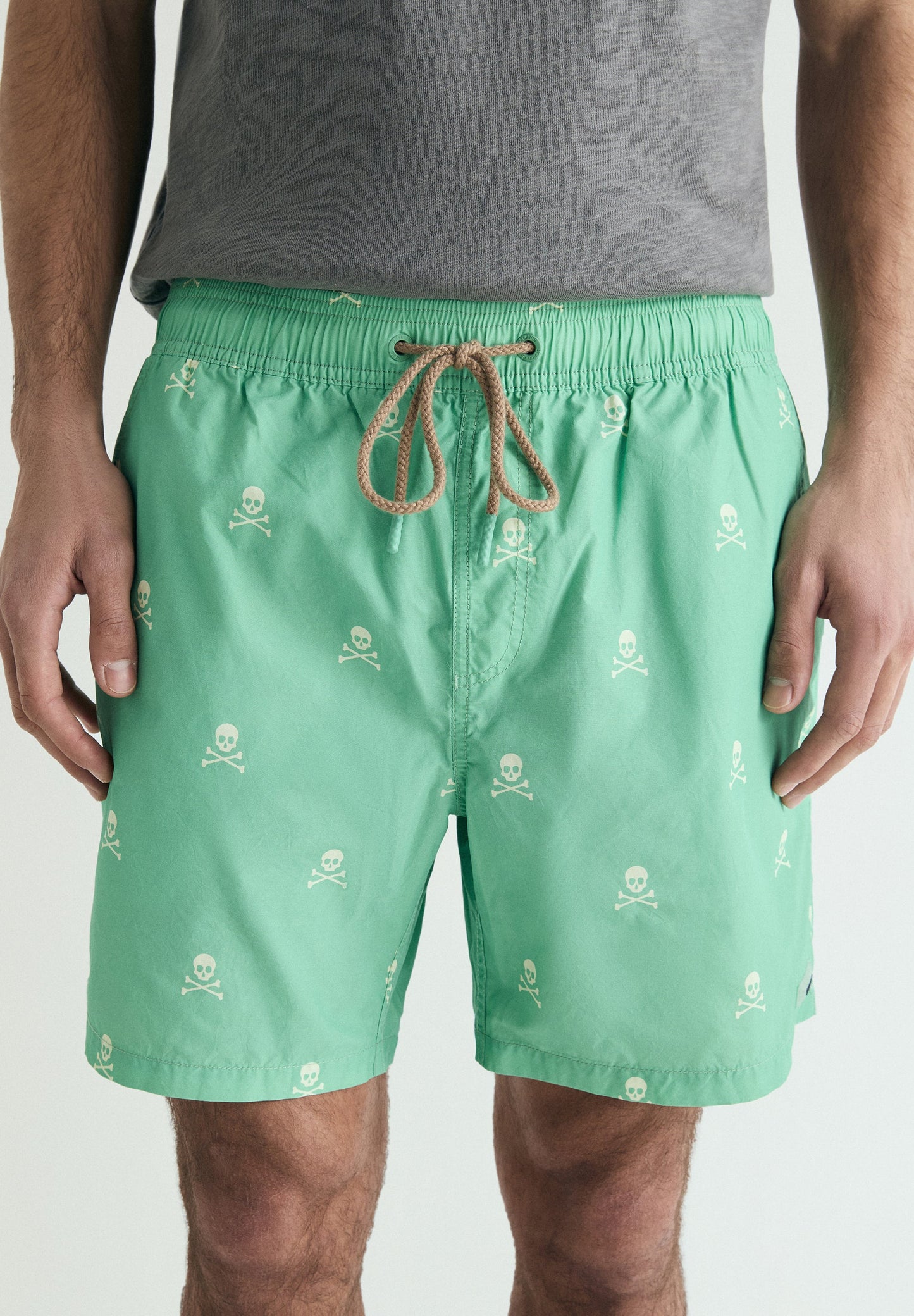 CONTRAST SKULL SWIMMING TRUNKS