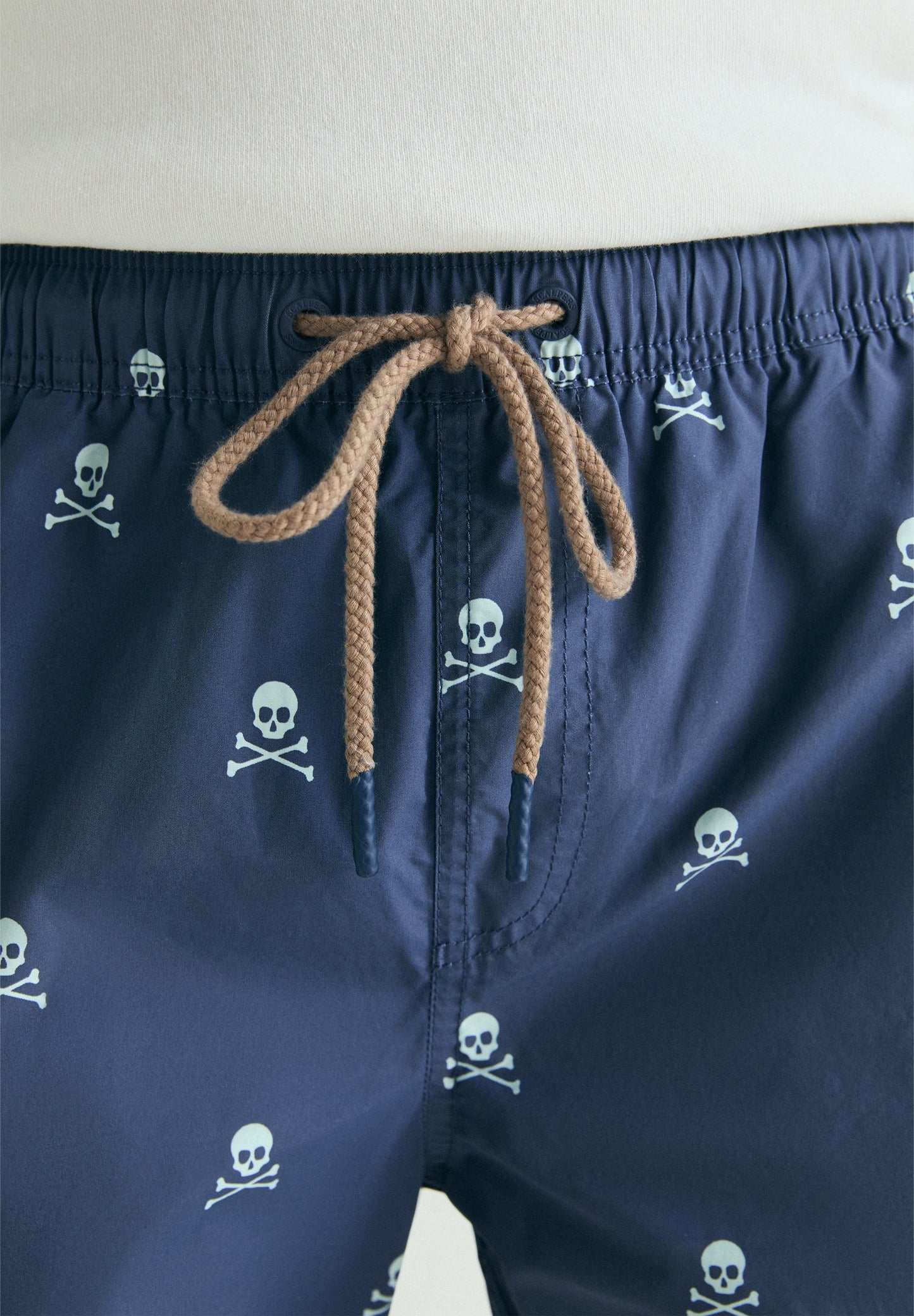 CONTRAST SKULL SWIMMING TRUNKS
