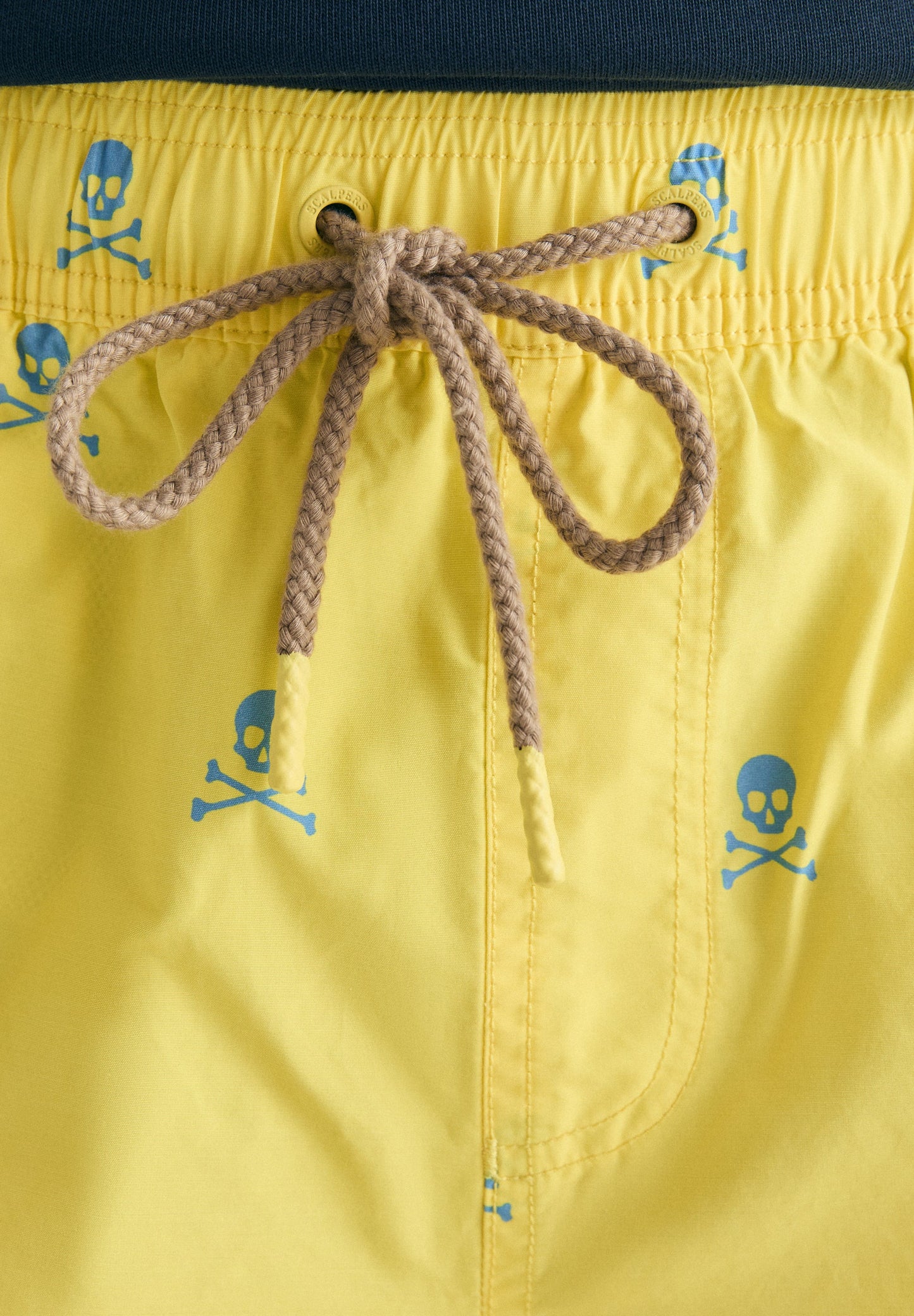 CONTRAST SKULL SWIMMING TRUNKS