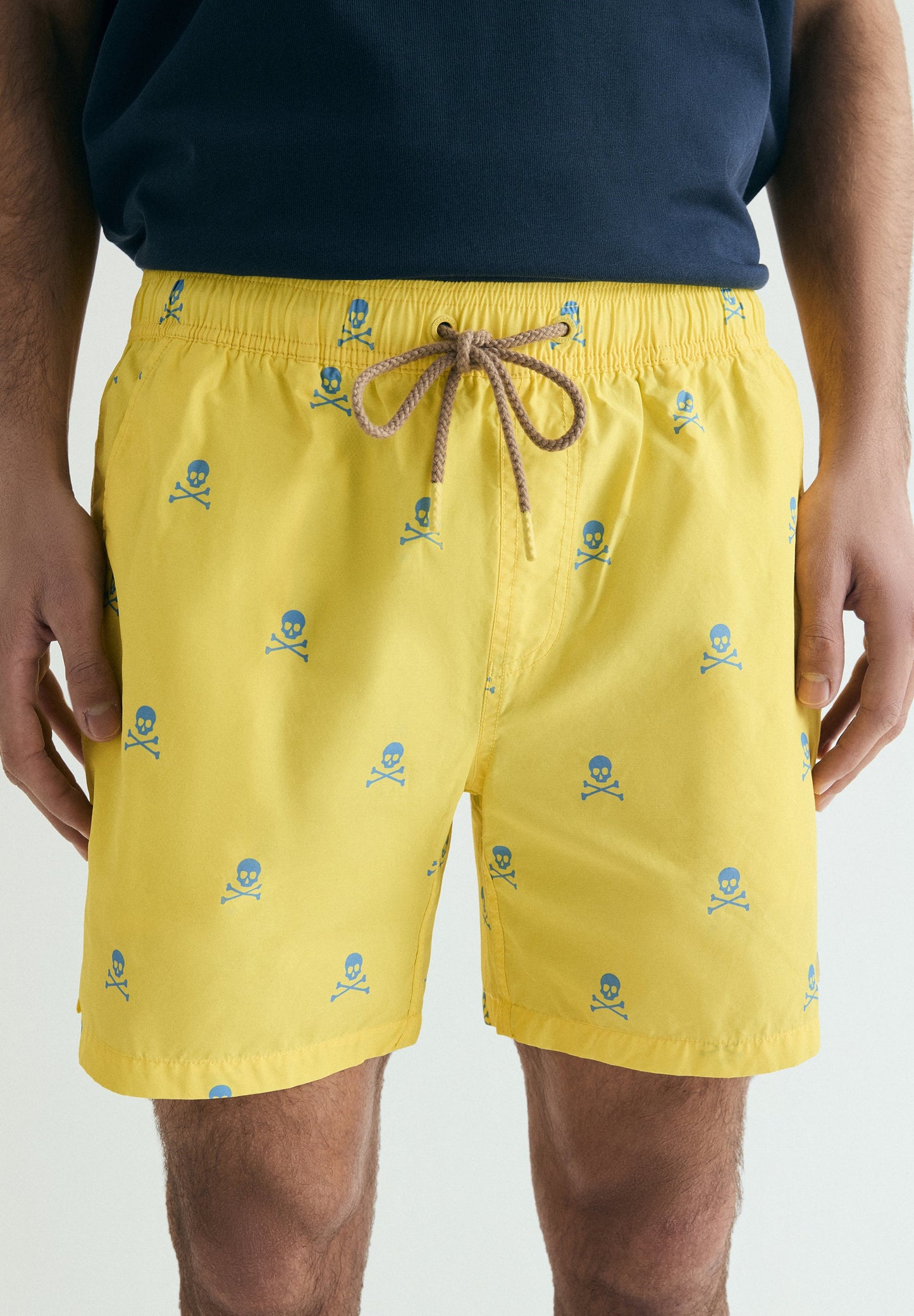 CONTRAST SKULL SWIMMING TRUNKS