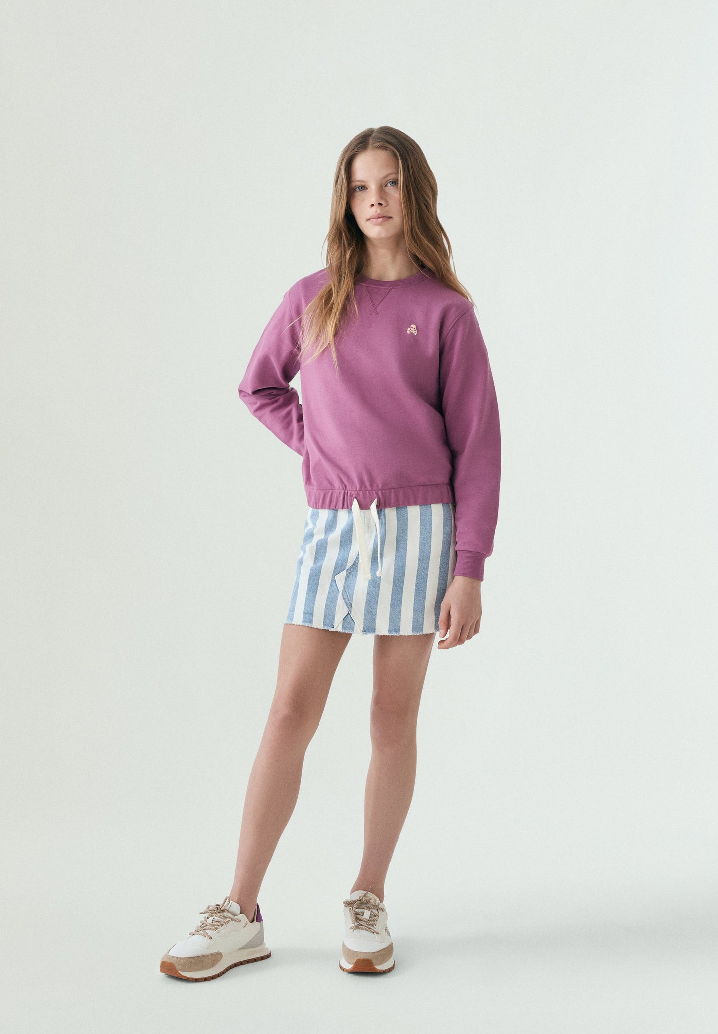 ADJUSTABLE DRAWSTRING SWEATSHIRT