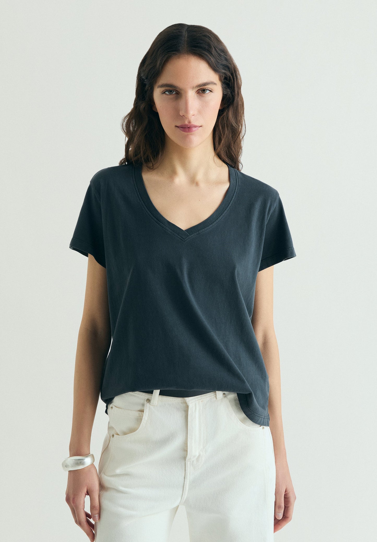 BASIC V-NECK T-SHIRT