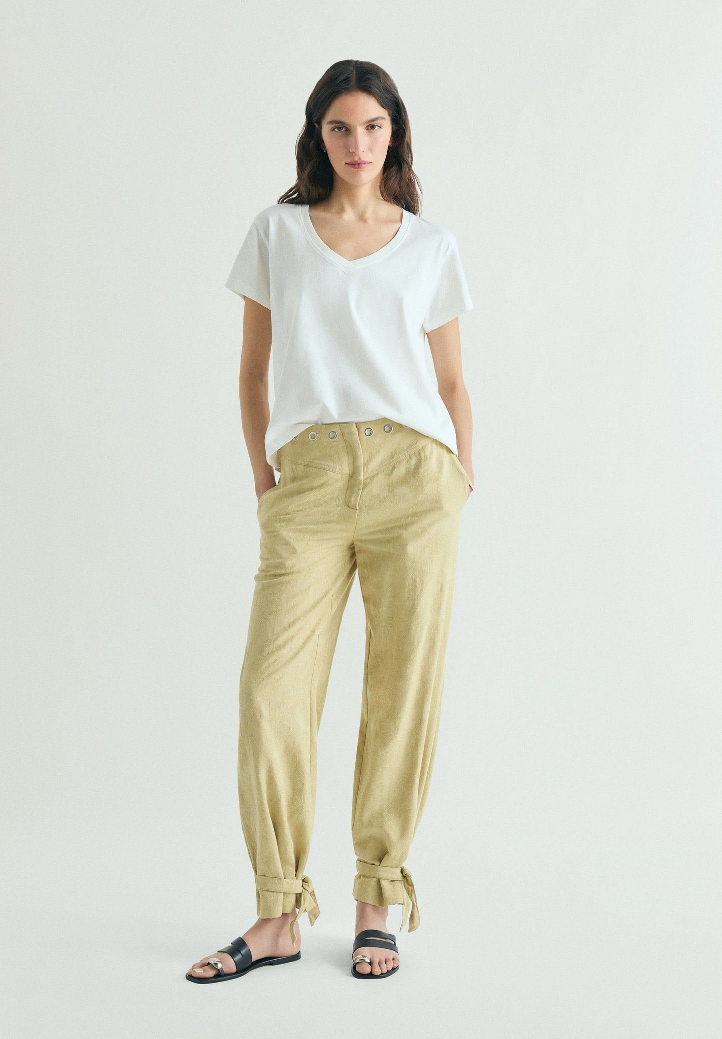 BASIC V-NECK T-SHIRT