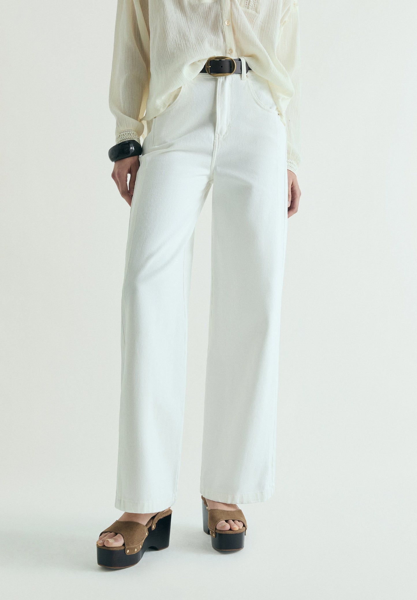 JEANS CONTRASTERENDE NAAD