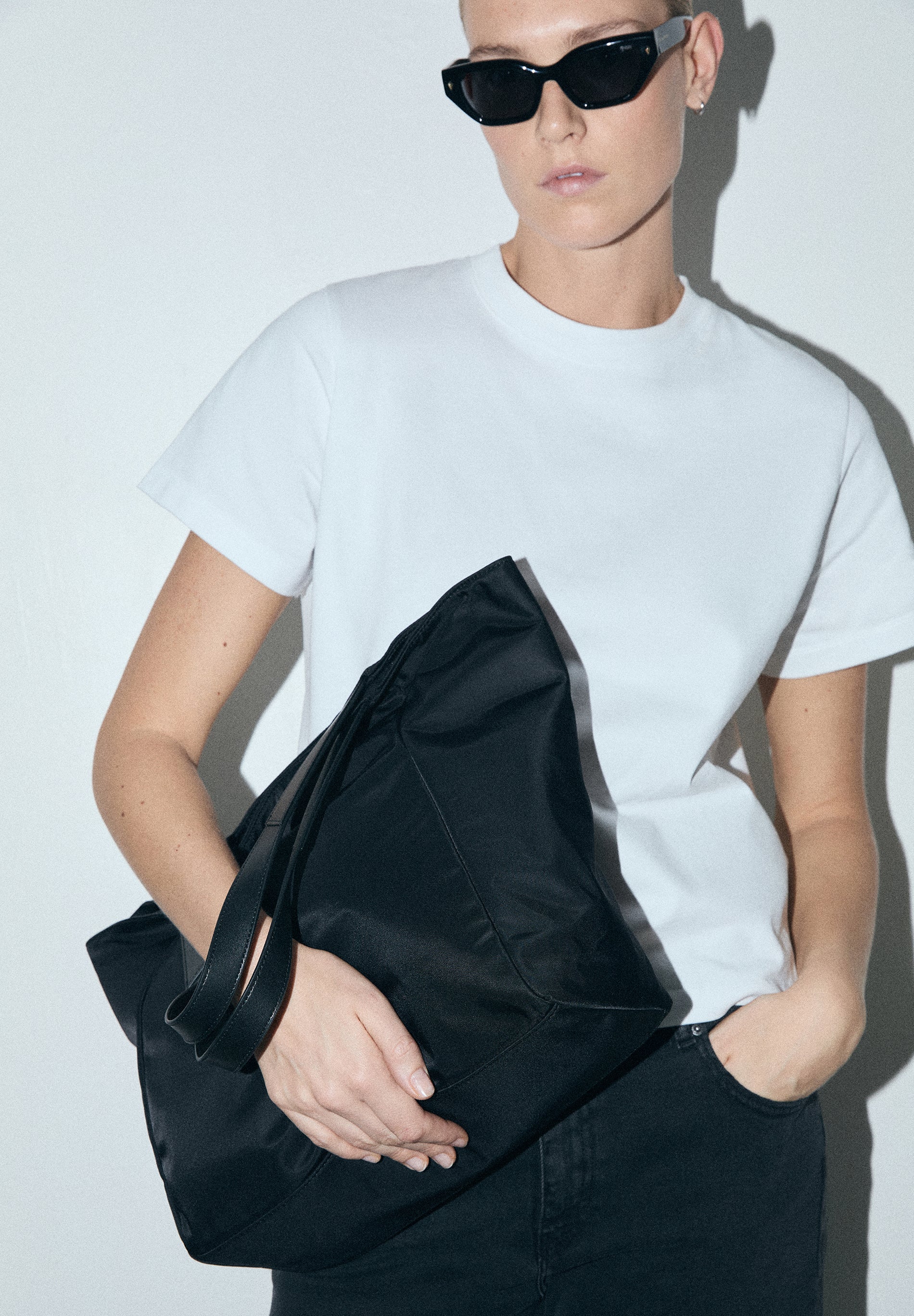 PLAIN-COLOURED TOTE BAG