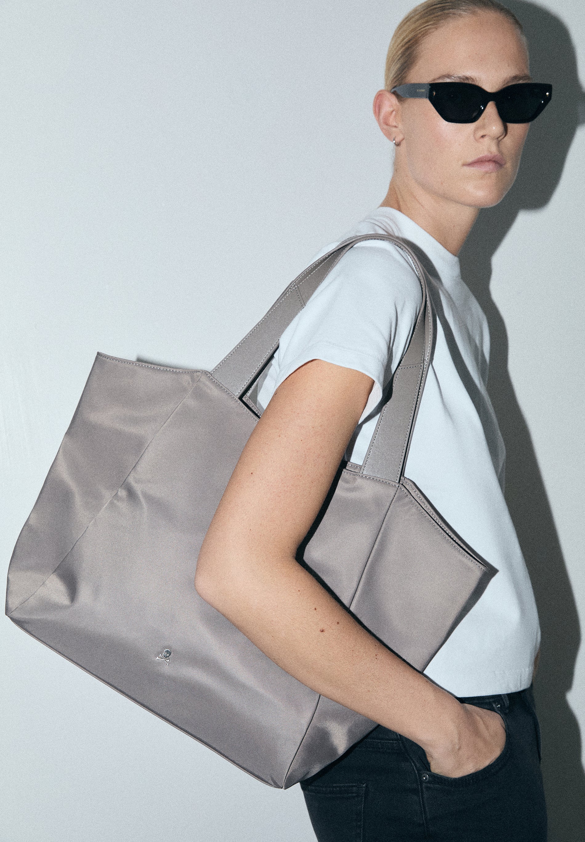 PLAIN-COLOURED TOTE BAG