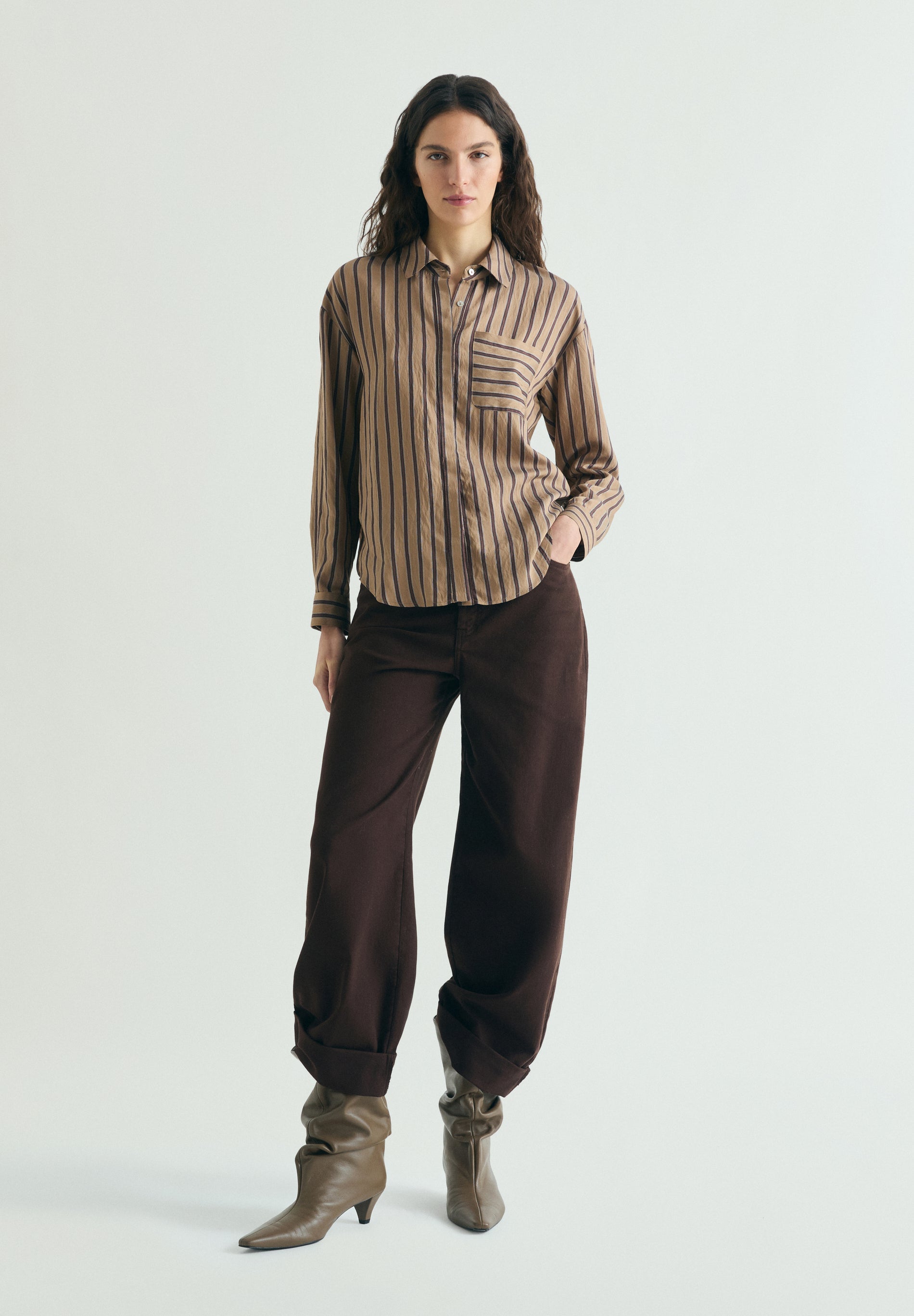 JEANS WITH HEM DETAIL