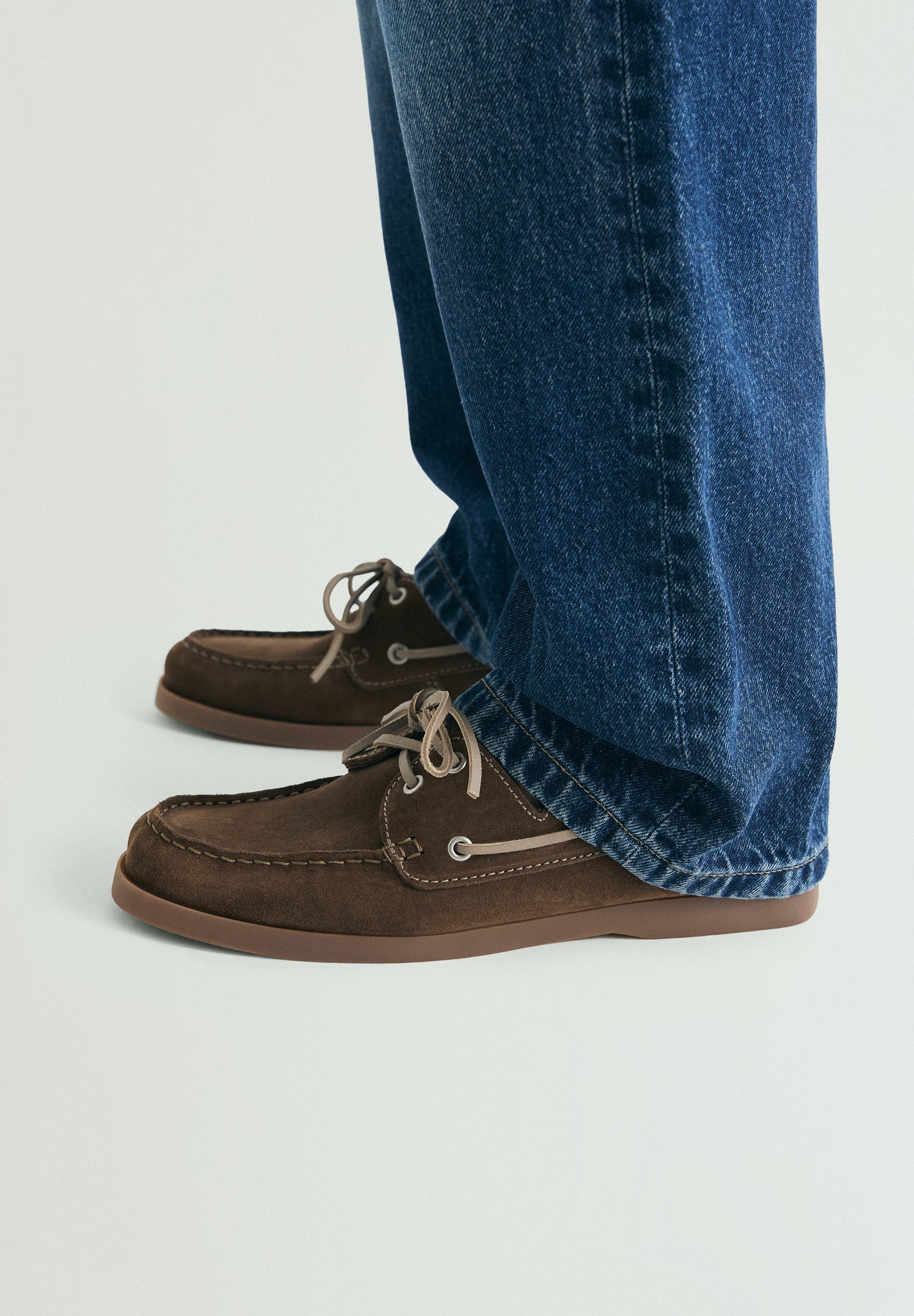 CONTRAST SUEDE BOAT SHOES
