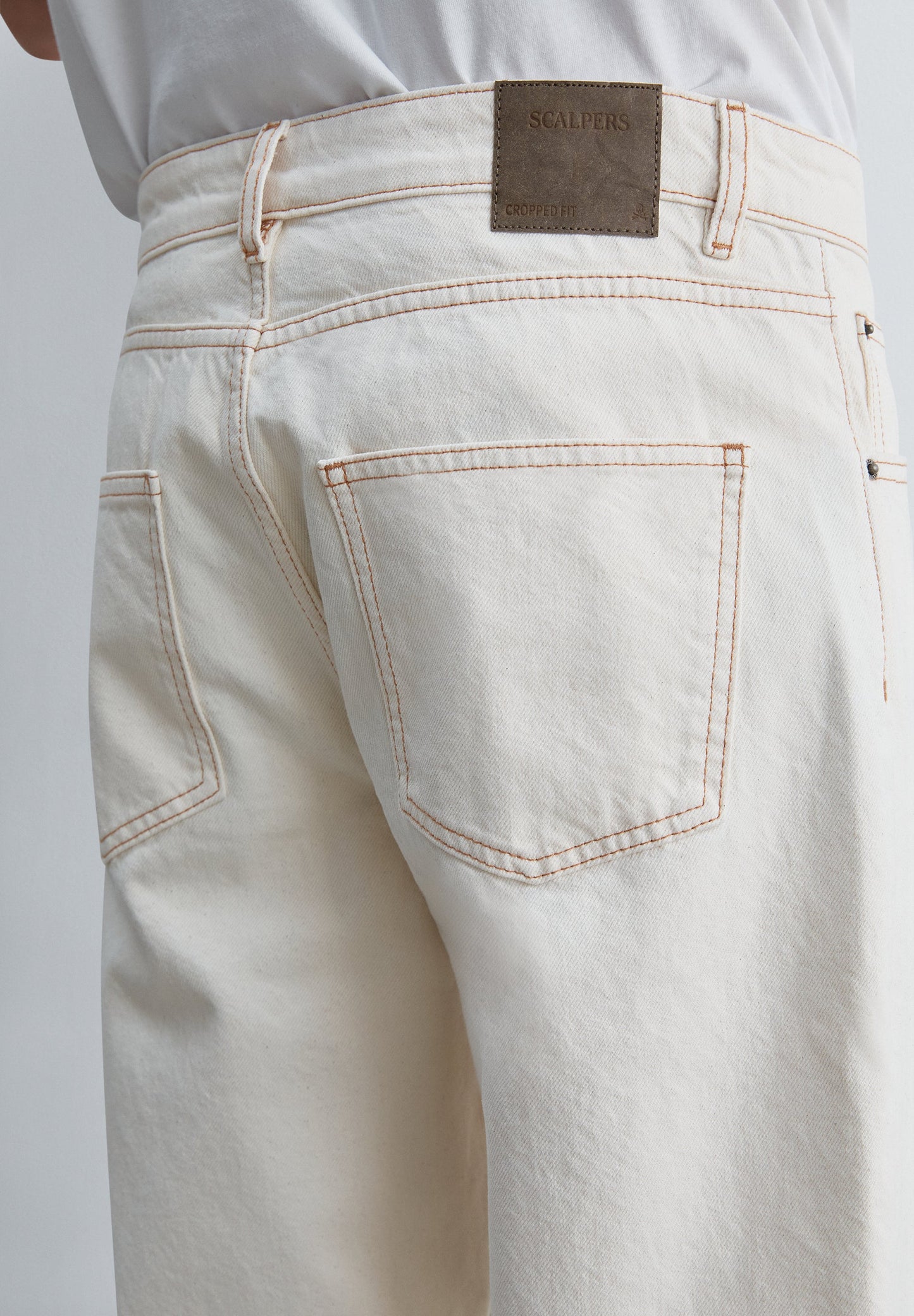 CROPPED FIT JEANS