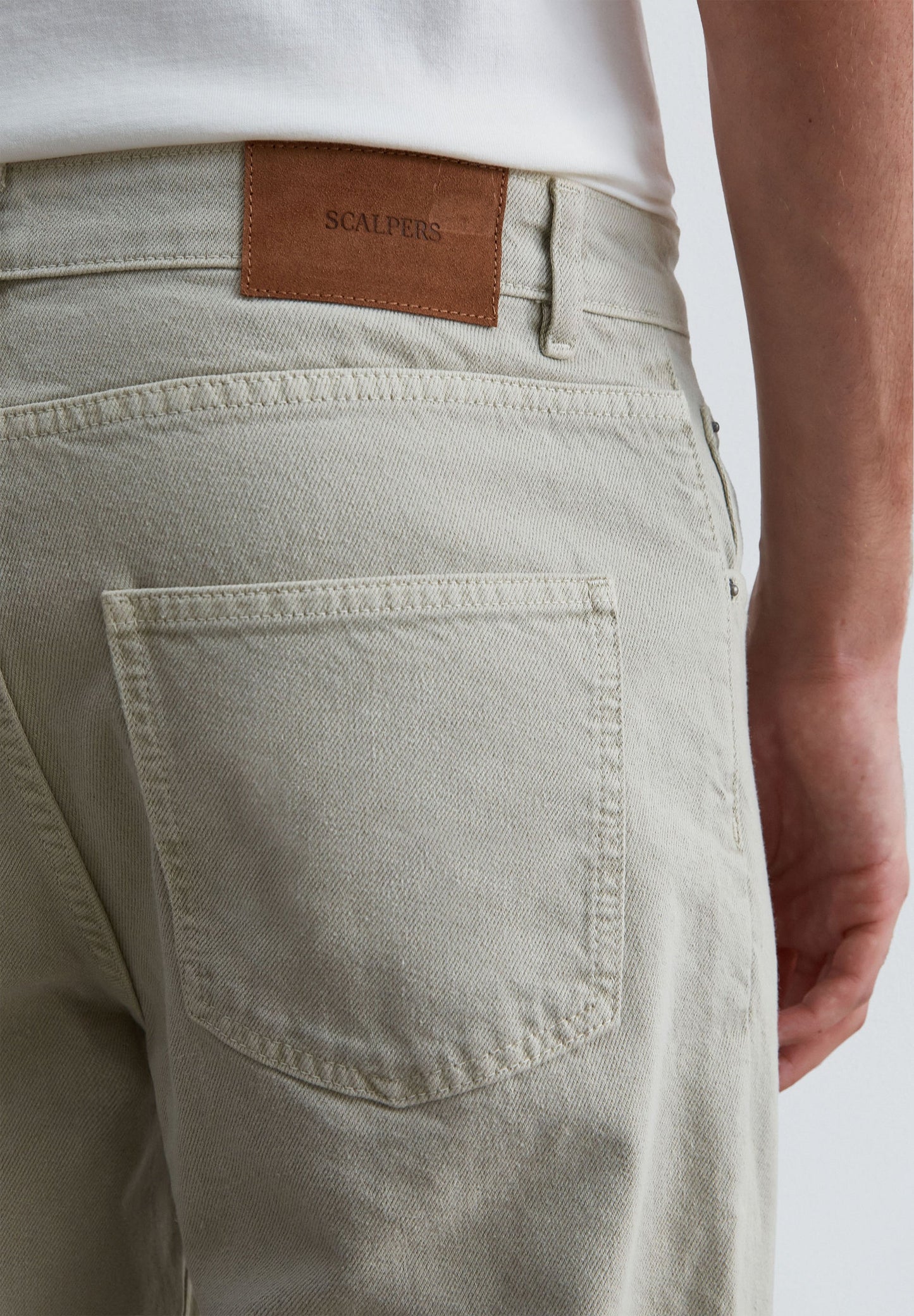 CROPPED FIT JEANS